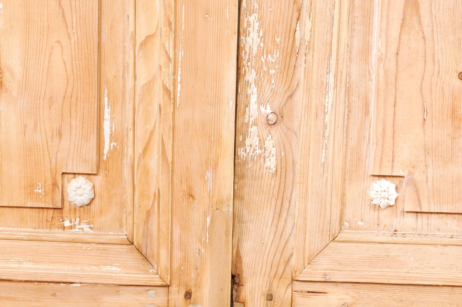 Paire de portes en bois sculpté et plié du XIXe siècle en provenance de France en vente 3