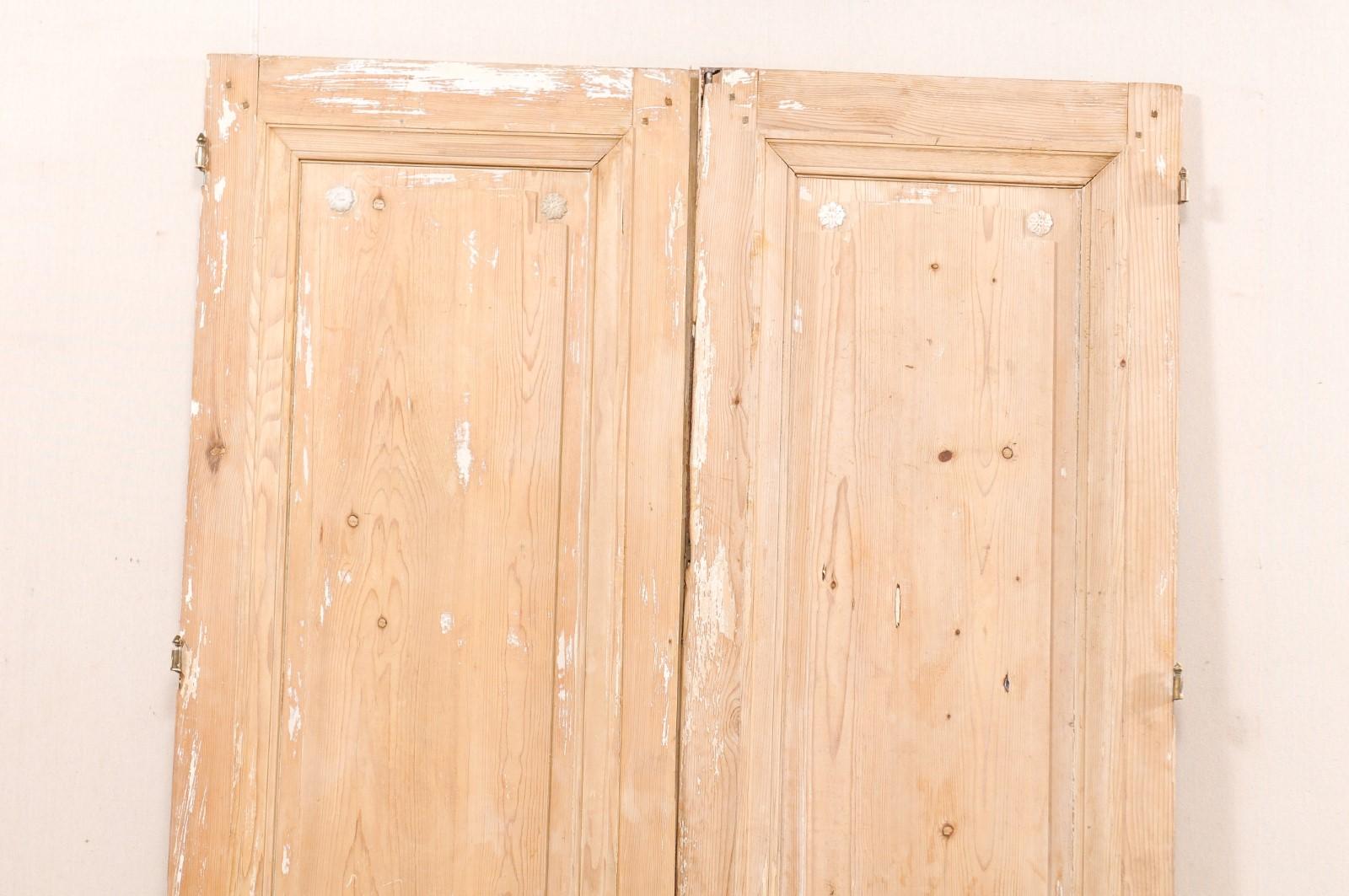 Paire de portes en bois sculpté et plié du XIXe siècle en provenance de France en vente 4