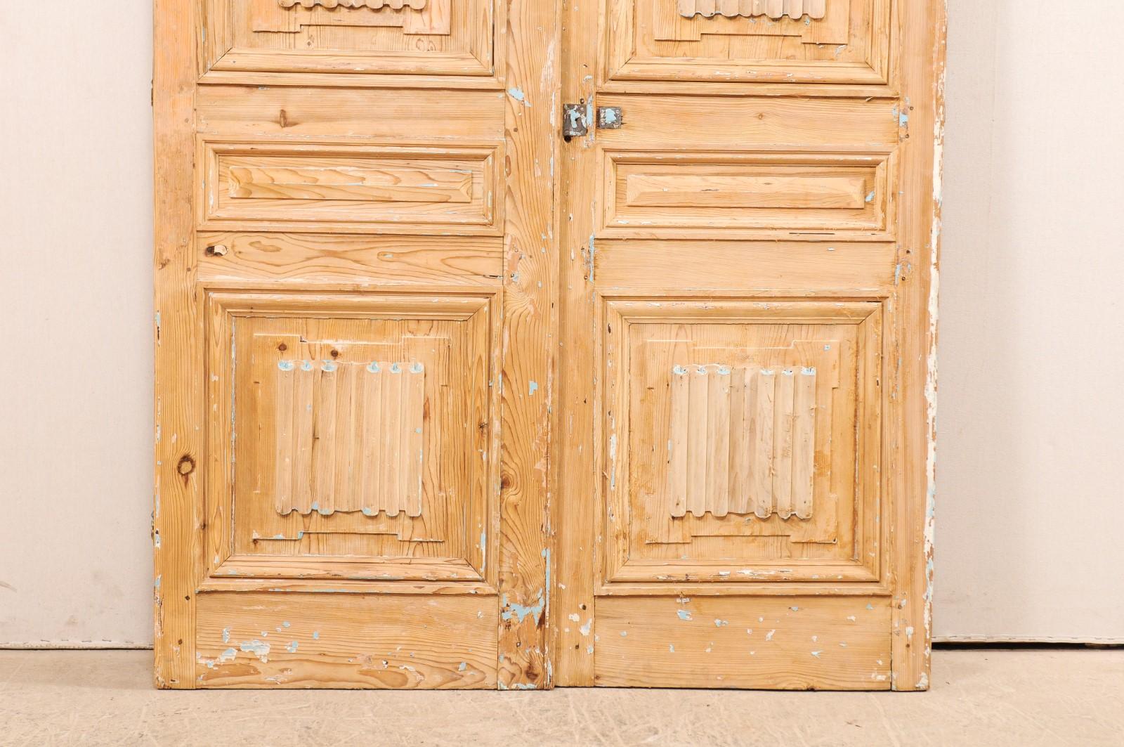 Français Paire de portes en bois sculpté et plié du XIXe siècle en provenance de France en vente