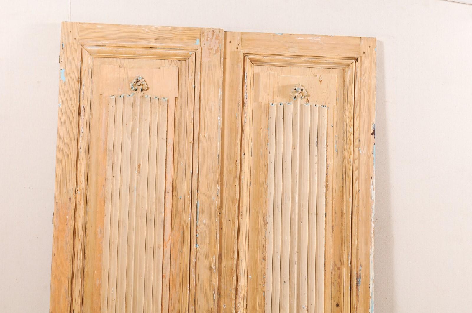 Sculpté Paire de portes en bois sculpté et plié du XIXe siècle en provenance de France en vente