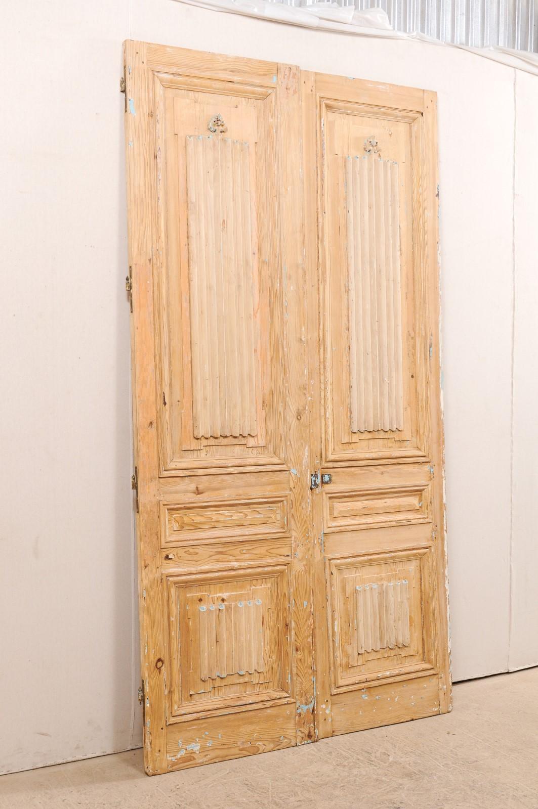 Bois Paire de portes en bois sculpté et plié du XIXe siècle en provenance de France en vente