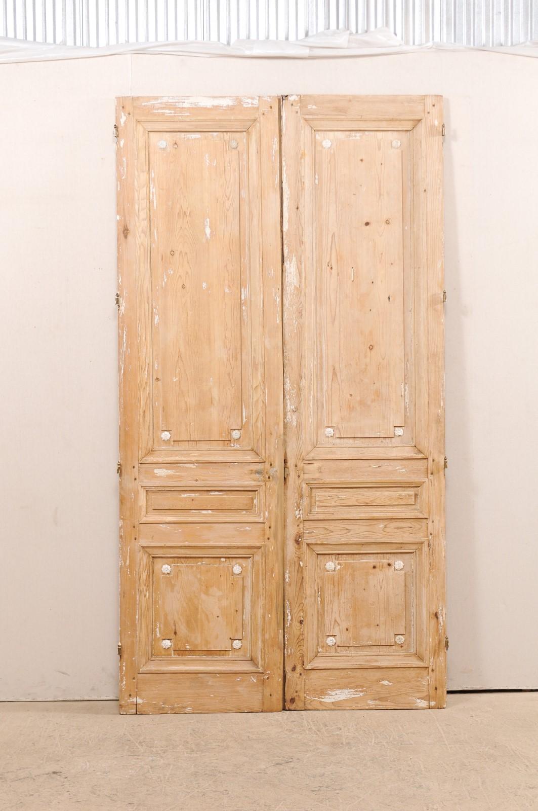 Pair of French 19th Century Linenfold Carved Wood Doors For Sale 2