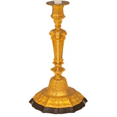 Paire de bougeoirs de style Louis XIV du 19ème siècle en marbre et bronze doré