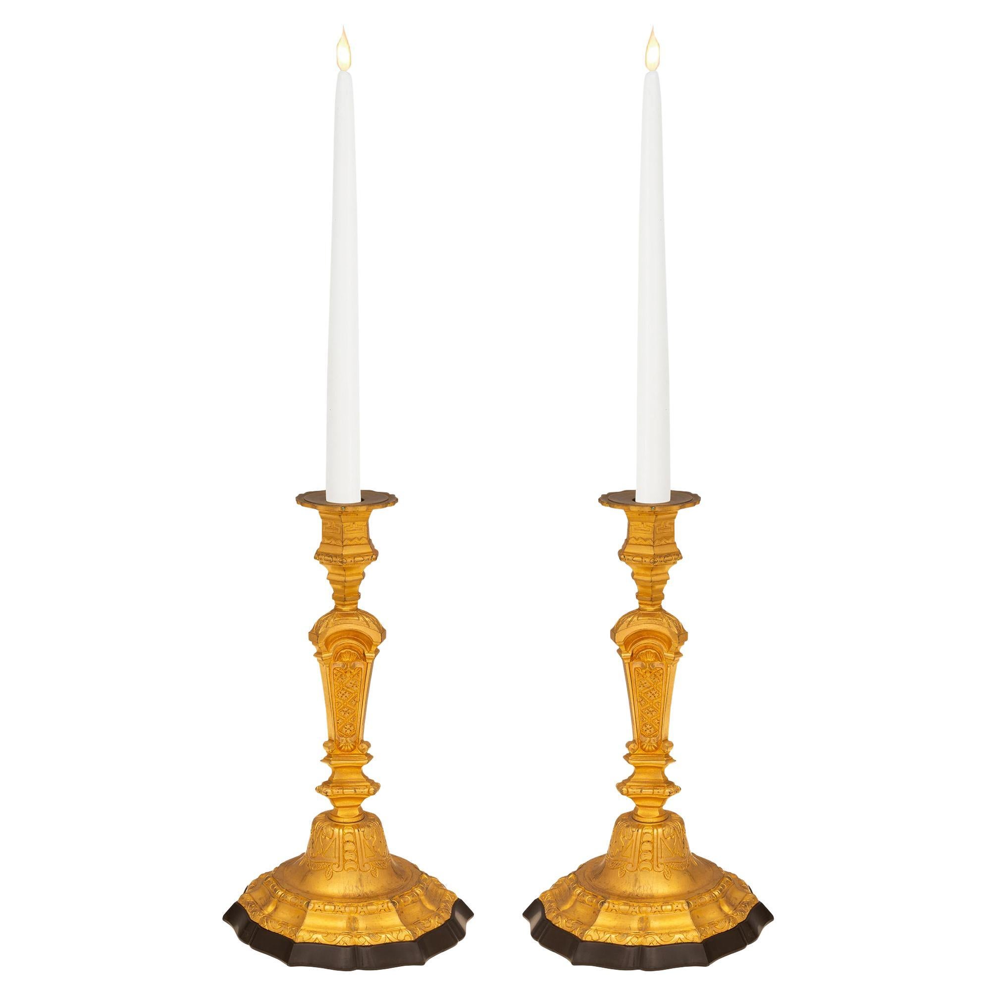Paar französische Marmor- und Goldbronze-Kerzenständer im Stil Louis XIV. des 19. Jahrhunderts