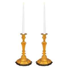 Paar französische Marmor- und Goldbronze-Kerzenständer im Stil Louis XIV. des 19. Jahrhunderts