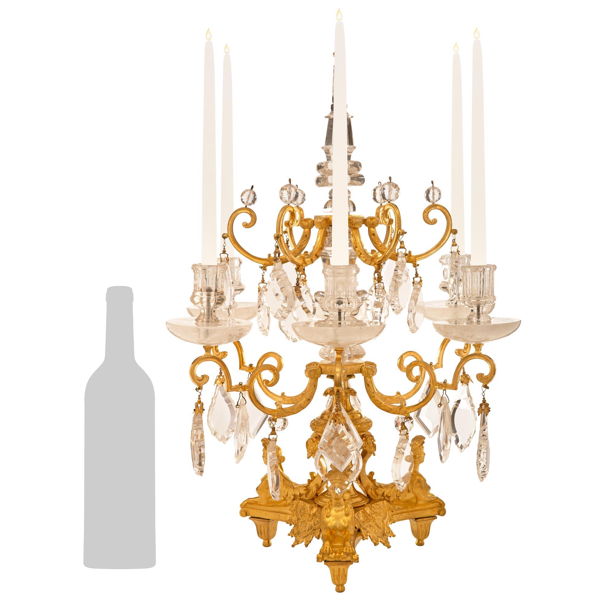 Una coppia straordinaria e di altissima qualità di candelabri francesi del XIX secolo in st. ormolu, cristallo Baccarat e cristallo di rocca. Ogni candelabro a sei bracci è sollevato da una base triangolare con raffinati piedi scanalati ed