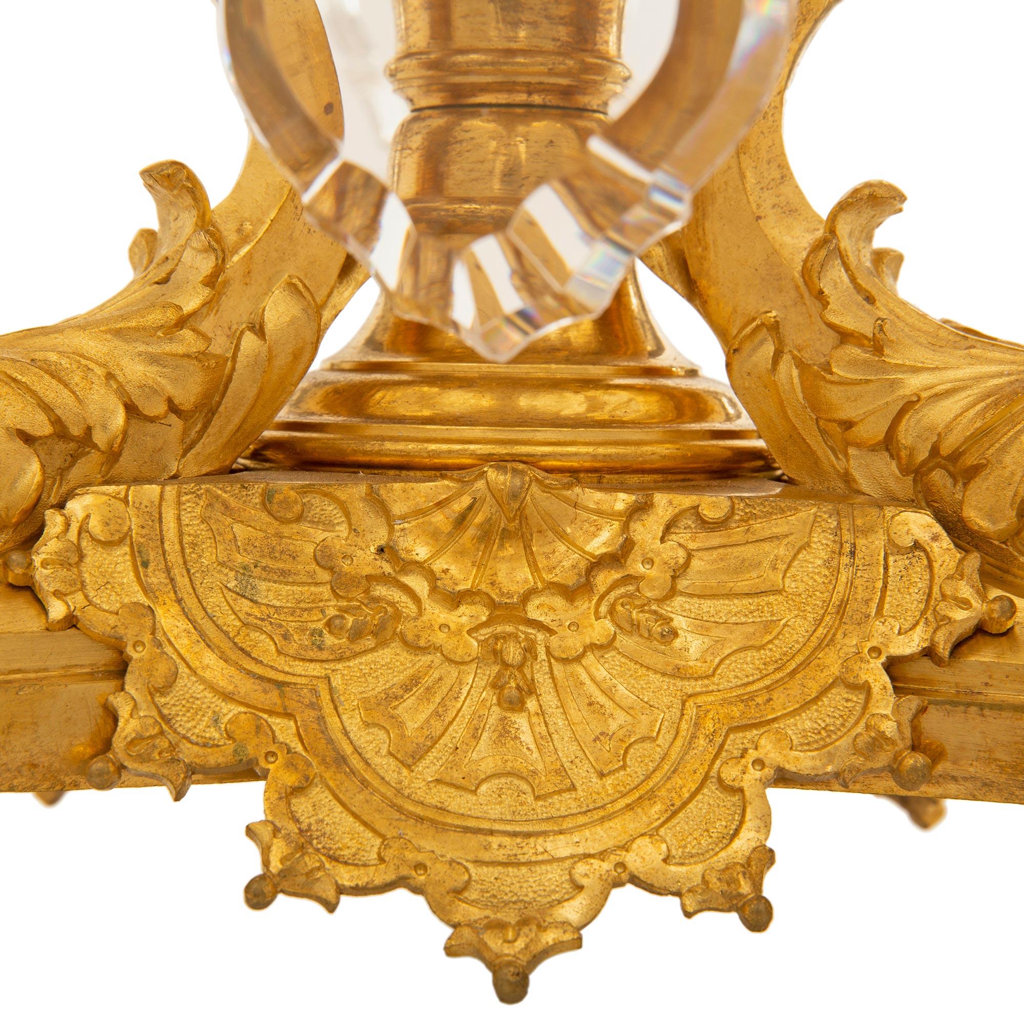 Paar französische Louis XIV.-Kandelaber aus Goldbronze und Kristall aus dem 19. Jahrhundert im Angebot 4
