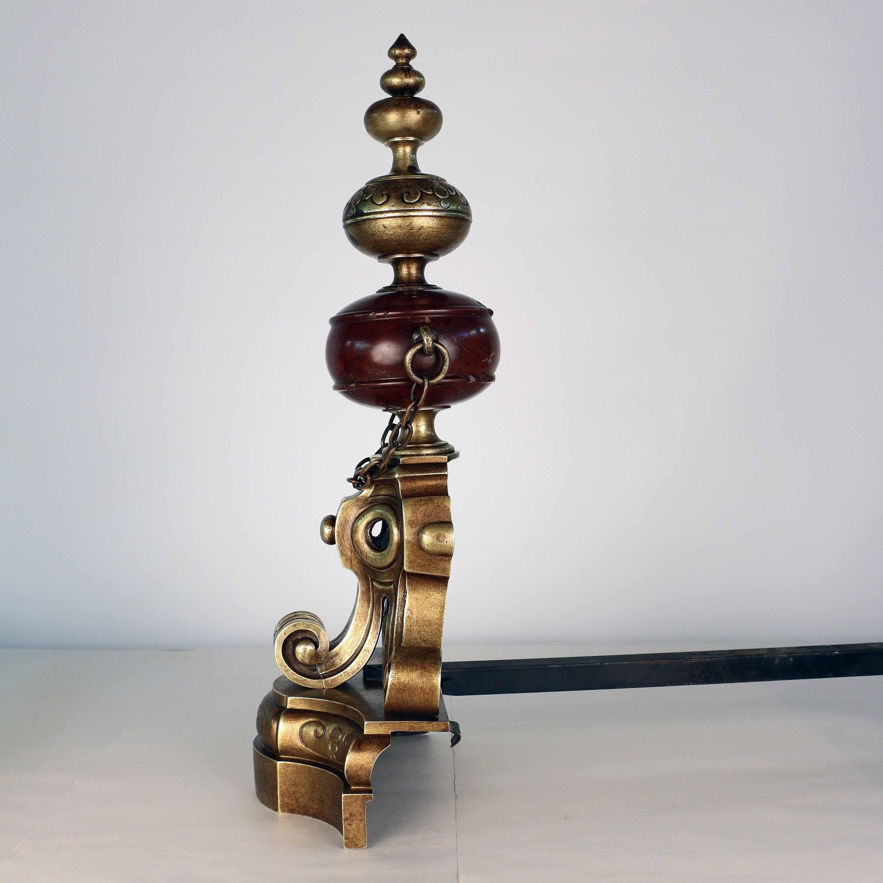 Coppia di Chenet / Andirons francesi del XIX secolo in stile Luigi XIV in bronzo e marmo in vendita 5