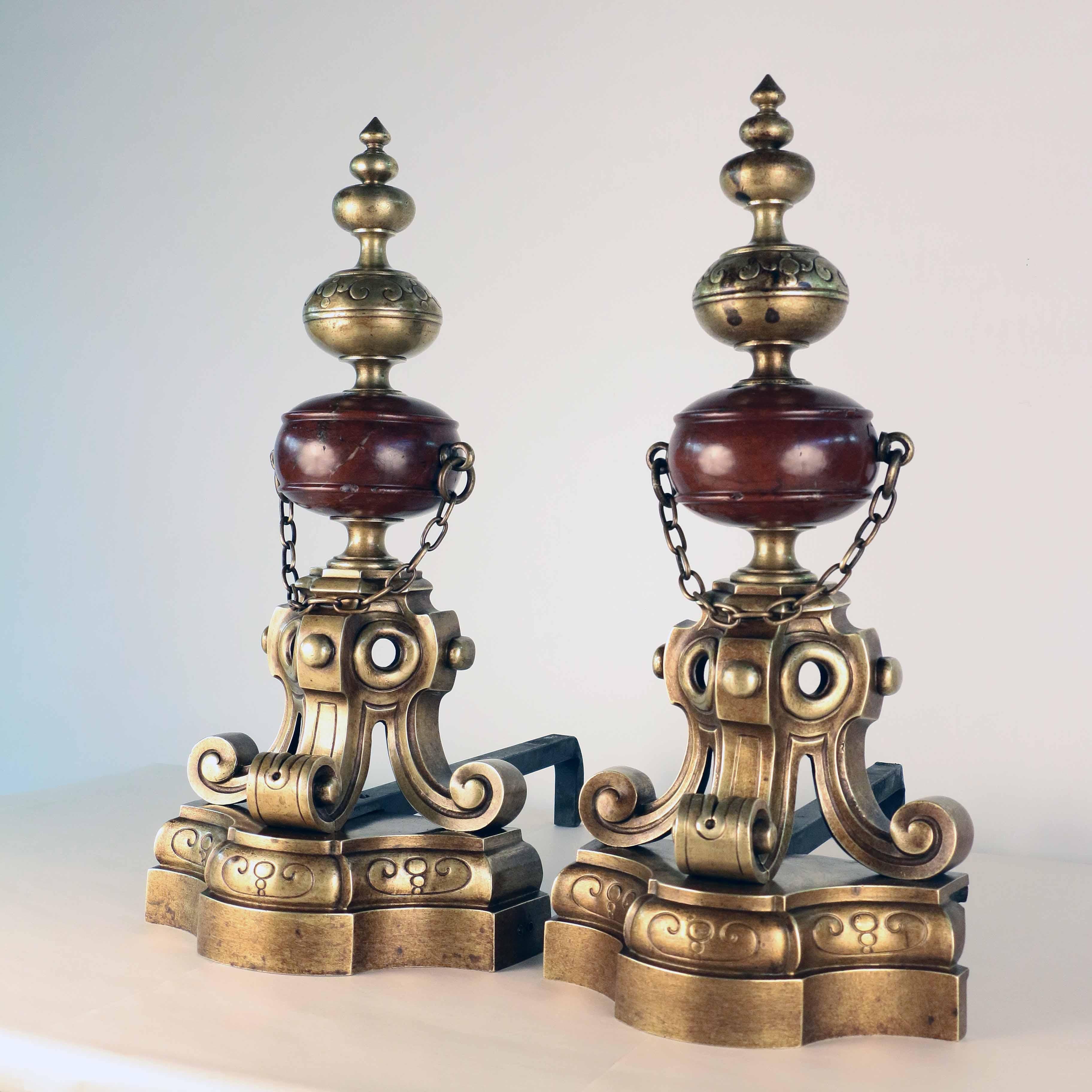 Francese Coppia di Chenet / Andirons francesi del XIX secolo in stile Luigi XIV in bronzo e marmo in vendita