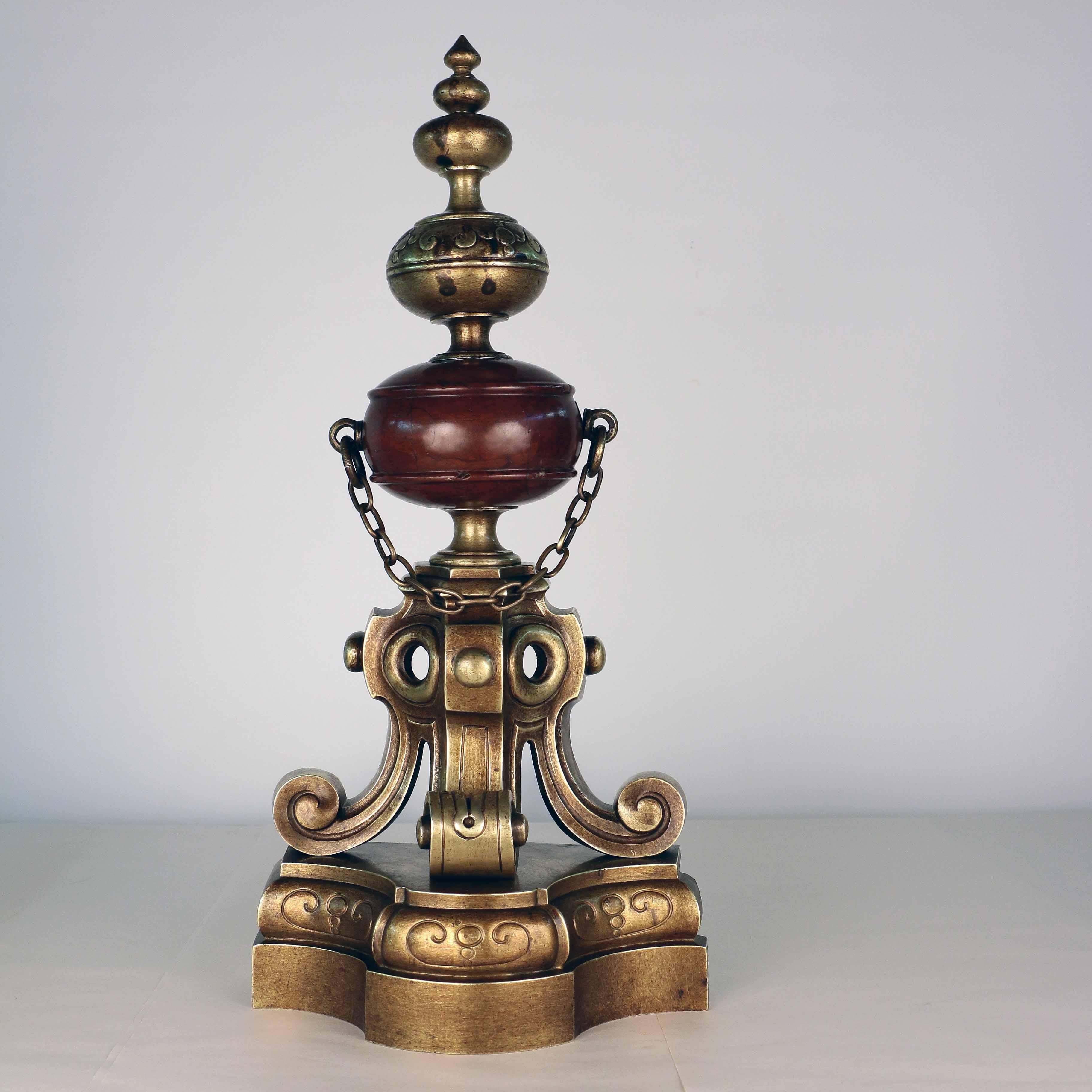 Calco Coppia di Chenet / Andirons francesi del XIX secolo in stile Luigi XIV in bronzo e marmo in vendita
