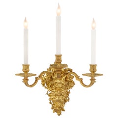 Zwei französische dreiarmige Goldbronze-Wandleuchter im Louis-XIV-Stil des 19. Jahrhunderts