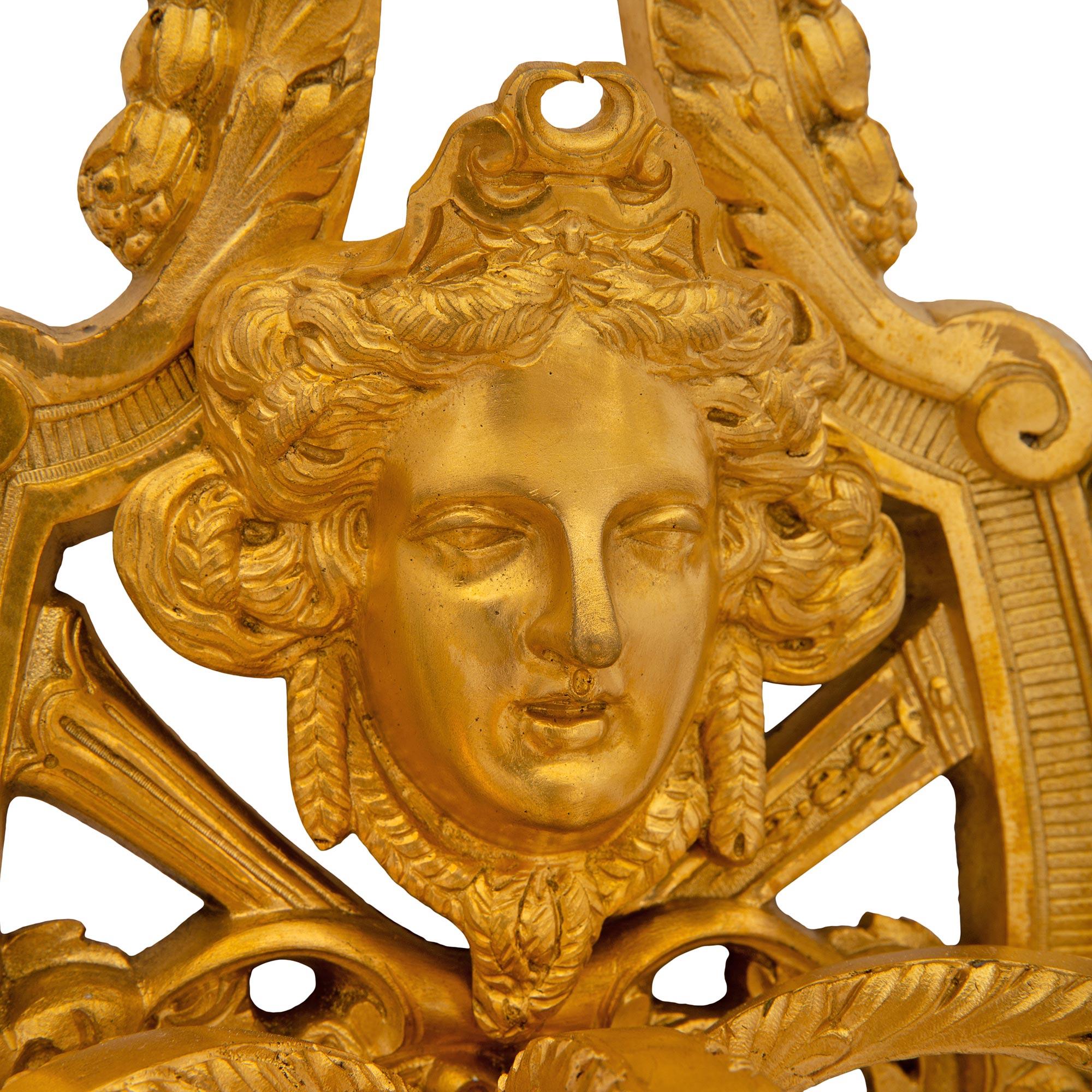 Zwei französische dreiarmige Goldbronze-Wandleuchter im Louis XIV.-Stil des 19. Jahrhunderts im Angebot 1