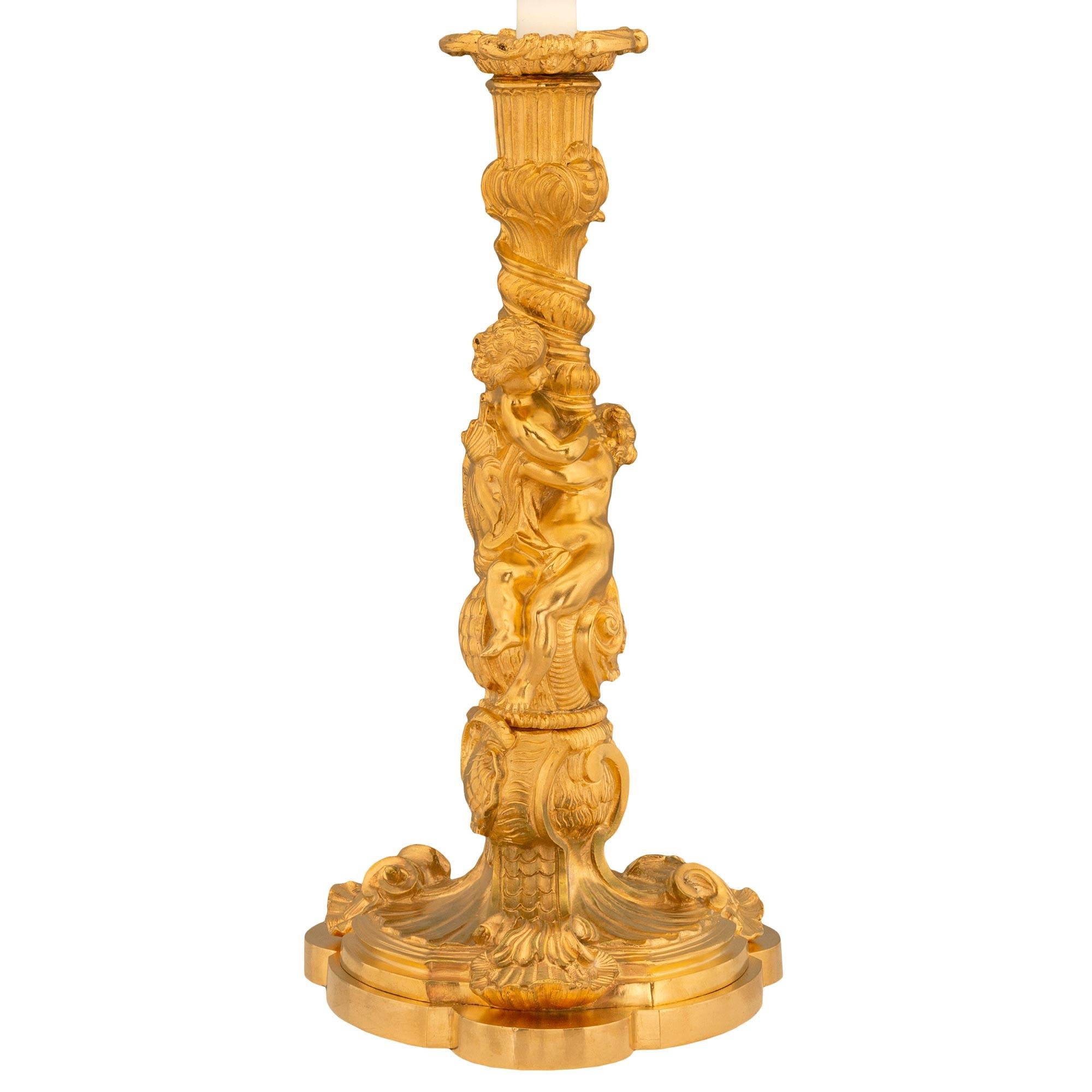 Ein schönes und sehr hochwertiges Paar französischer Kerzenleuchter aus der Belle Époque des 19. Jahrhunderts aus Louis XV. Jeder Kerzenhalter wird von einem feinen, gewellten Sockel mit einer zarten, gesprenkelten Umrandung und drei