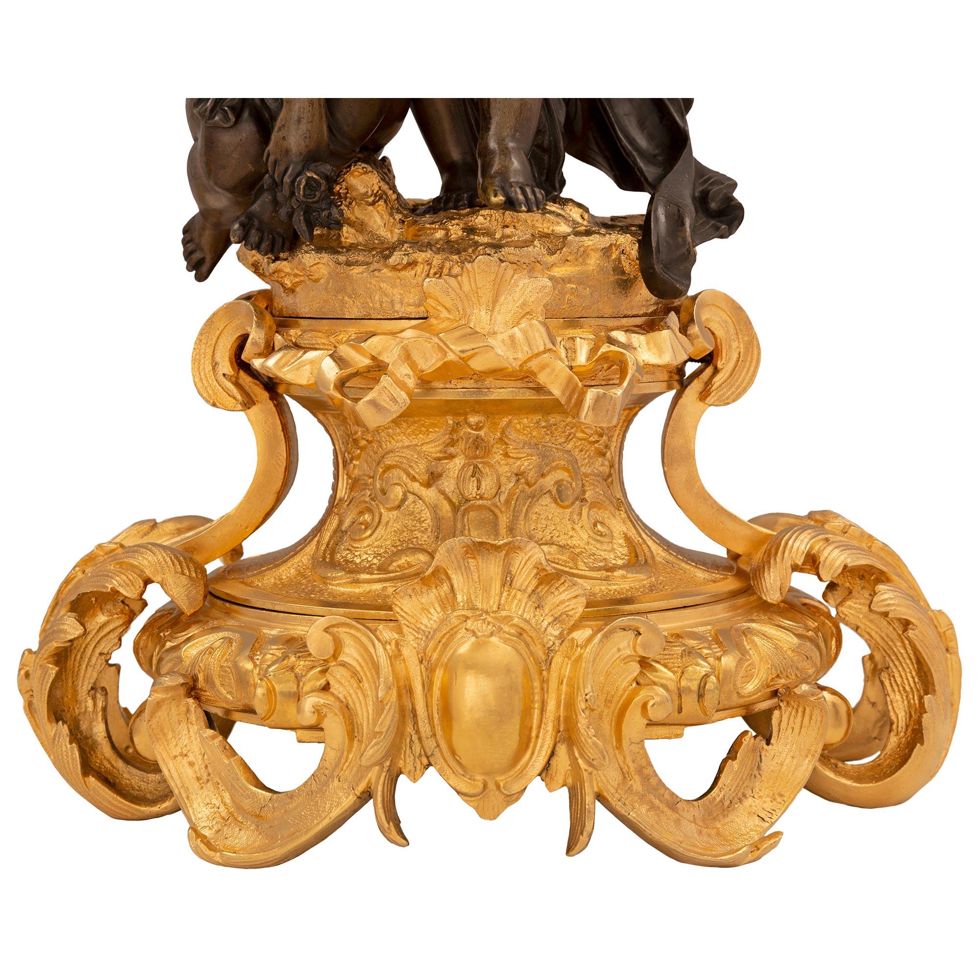 Paar französische Louis-XV-Kandelaber aus Bronze und Goldbronze des 19. Jahrhunderts im Angebot 5