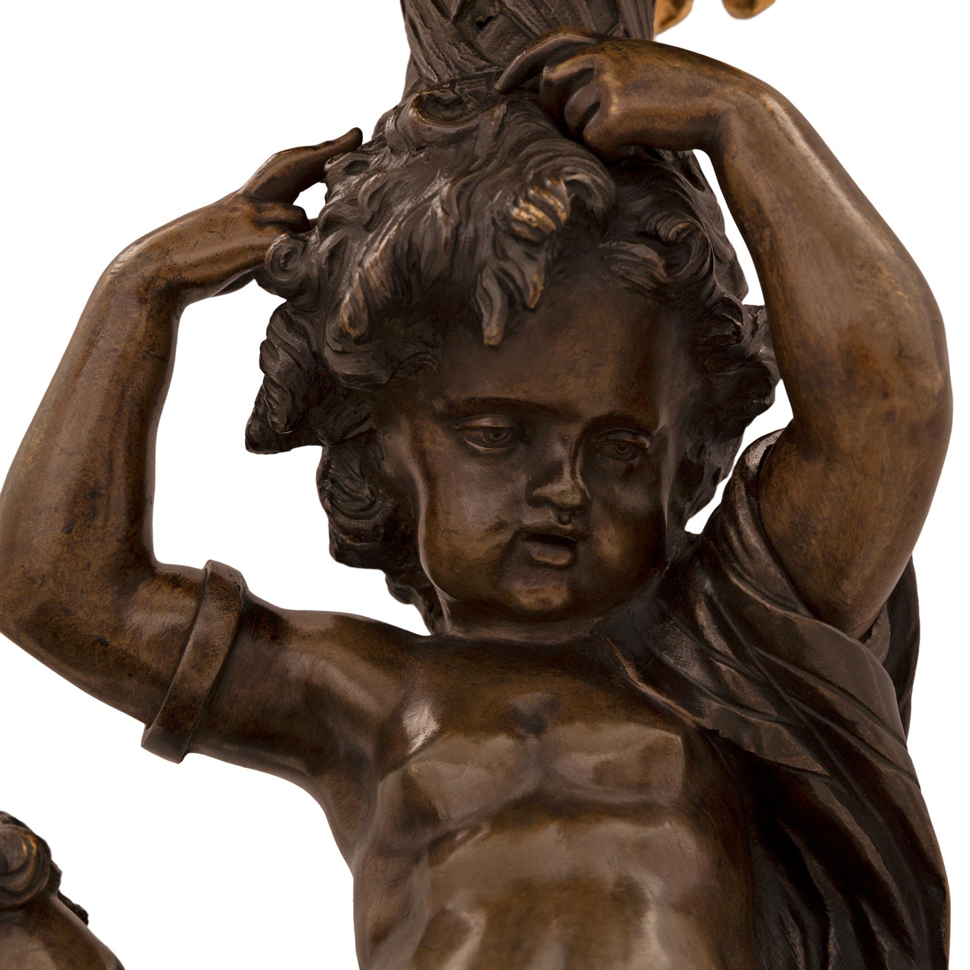Paar französische Louis-XV-Kandelaber aus Bronze und Goldbronze des 19. Jahrhunderts im Angebot 3