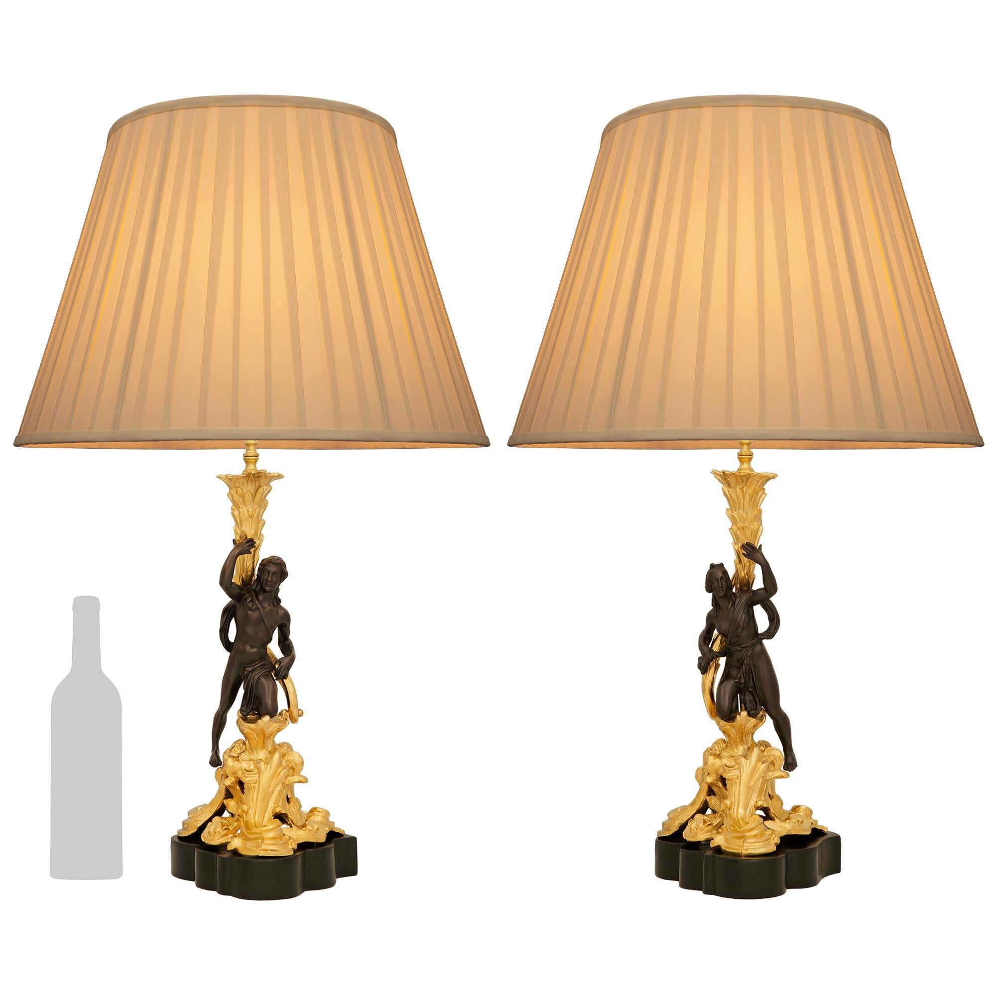 Ein hübsches und hochwertiges Paar französischer Lampen aus dem 19. Jahrhundert aus patinierter Bronze, Holz und Ormolu. Jede wunderschöne Lampe steht auf einem asymmetrischen Sockel aus patiniertem Holz in schwarzer Farbe und folgt dem Schatten der