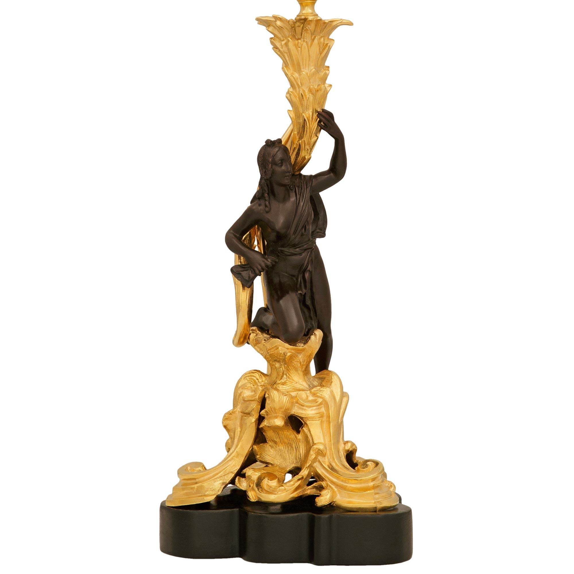 Paar französische Lampen aus Bronze, Holz und Ormolu im Stil Louis XV des 19. (Louis XV.) im Angebot