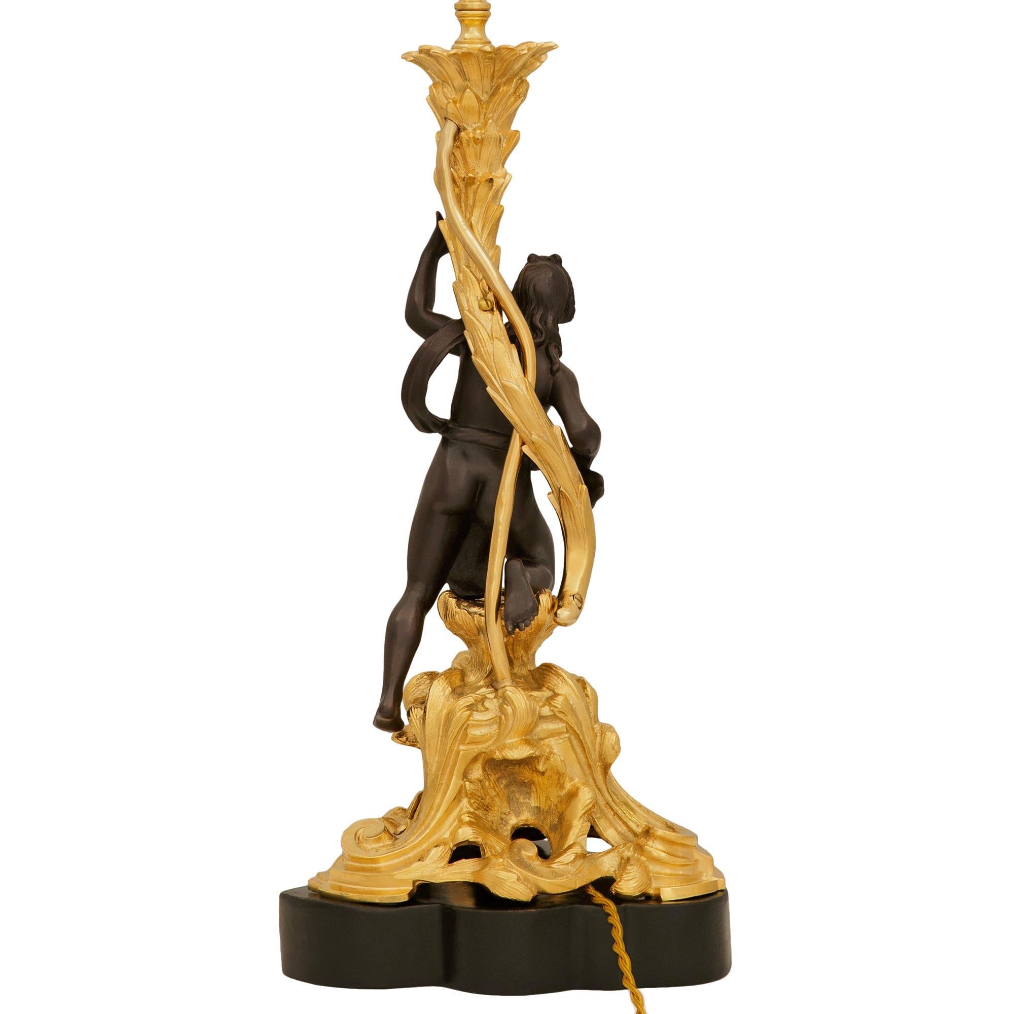 Paar französische Lampen aus Bronze, Holz und Ormolu im Stil Louis XV des 19. im Zustand „Gut“ im Angebot in West Palm Beach, FL