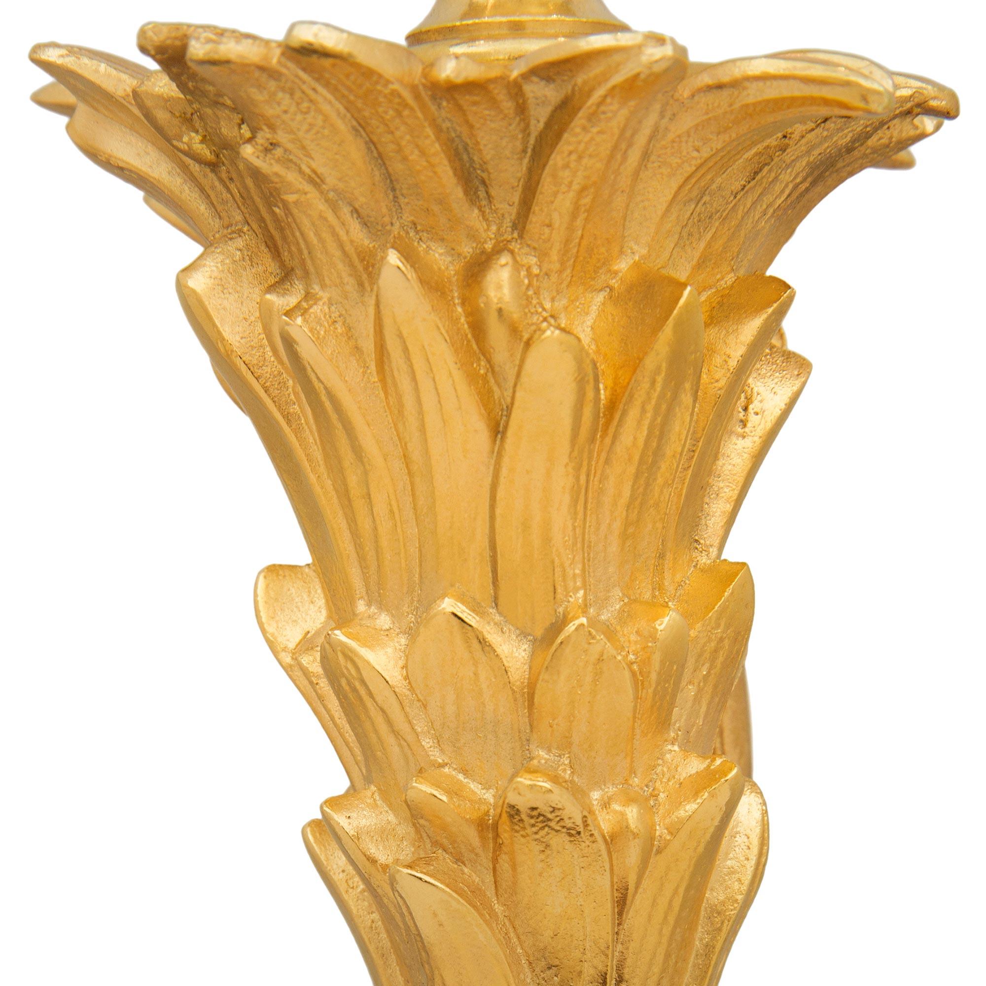 Paar französische Lampen aus Bronze, Holz und Ormolu im Stil Louis XV des 19. (19. Jahrhundert) im Angebot