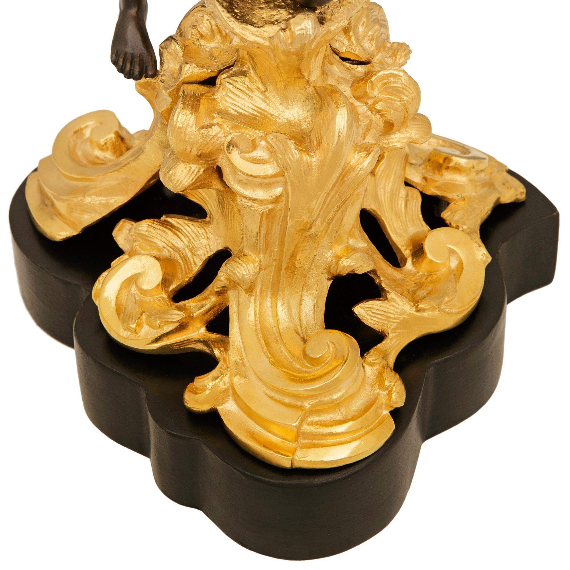 Paar französische Lampen aus Bronze, Holz und Ormolu im Stil Louis XV des 19. im Angebot 3