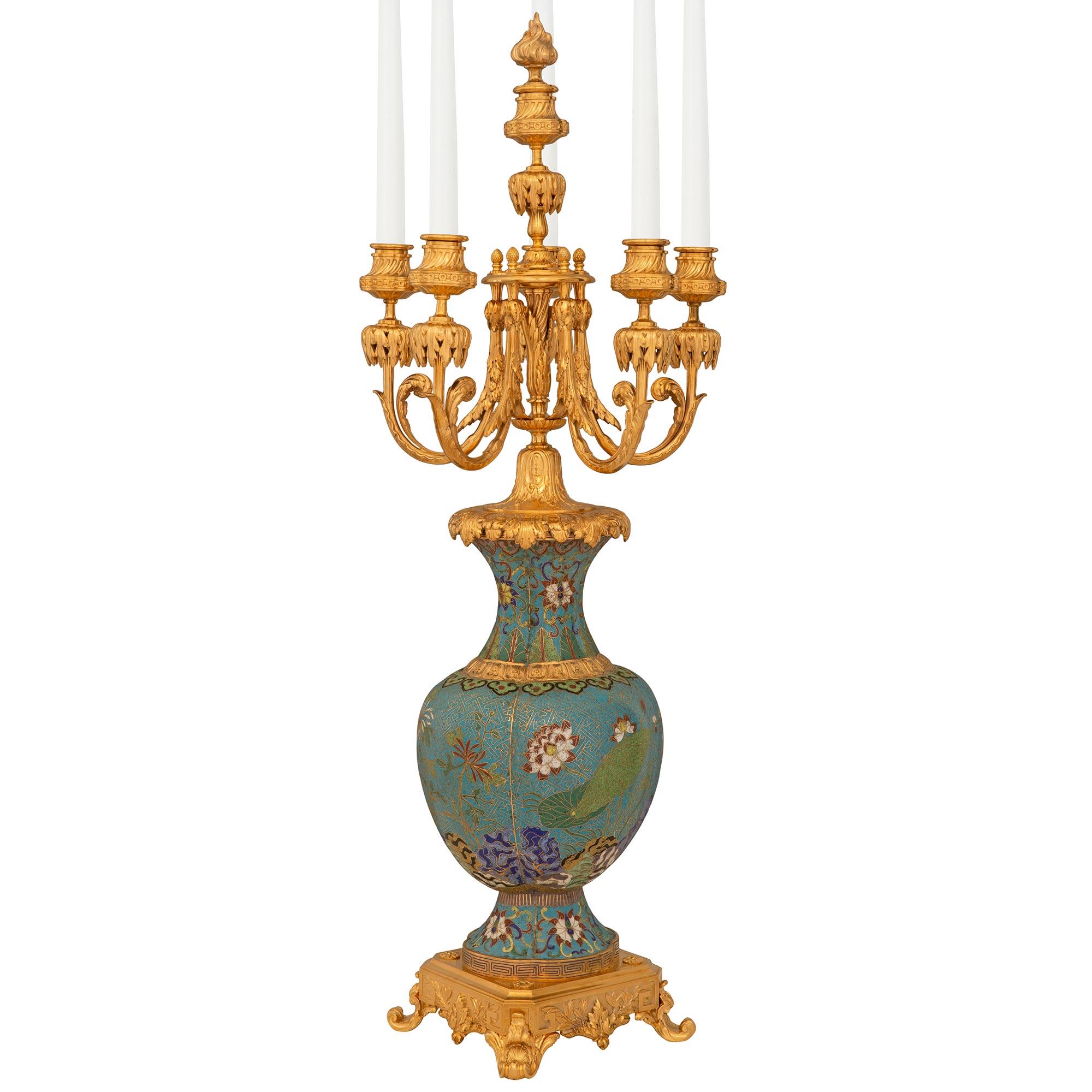 Paire de candélabres en cloisonné et bronze doré de style Louis XV, signée F. Barbedienne. Chaque candélabre à six bras est soutenu par un piédestal carré en bronze doré orné de motifs de clés grecques, de vignes de laurier et de réserves centrales