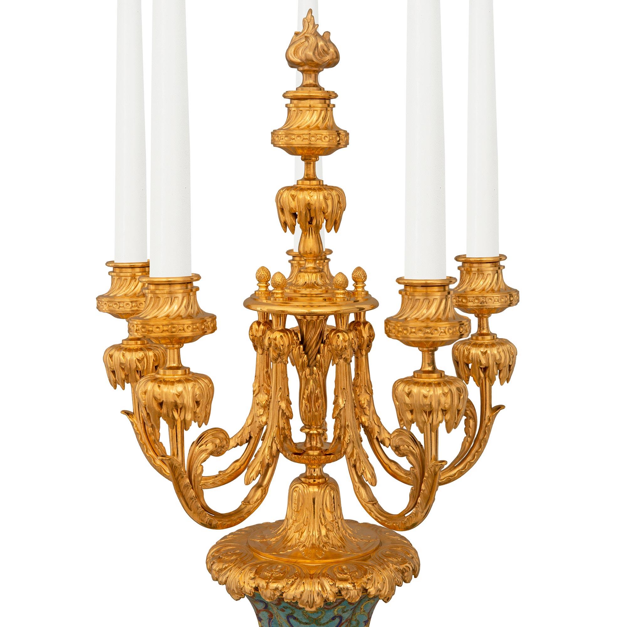 Français Paire de candélabres en cloisonné et bronze doré de style Louis XV du XIXe siècle en vente