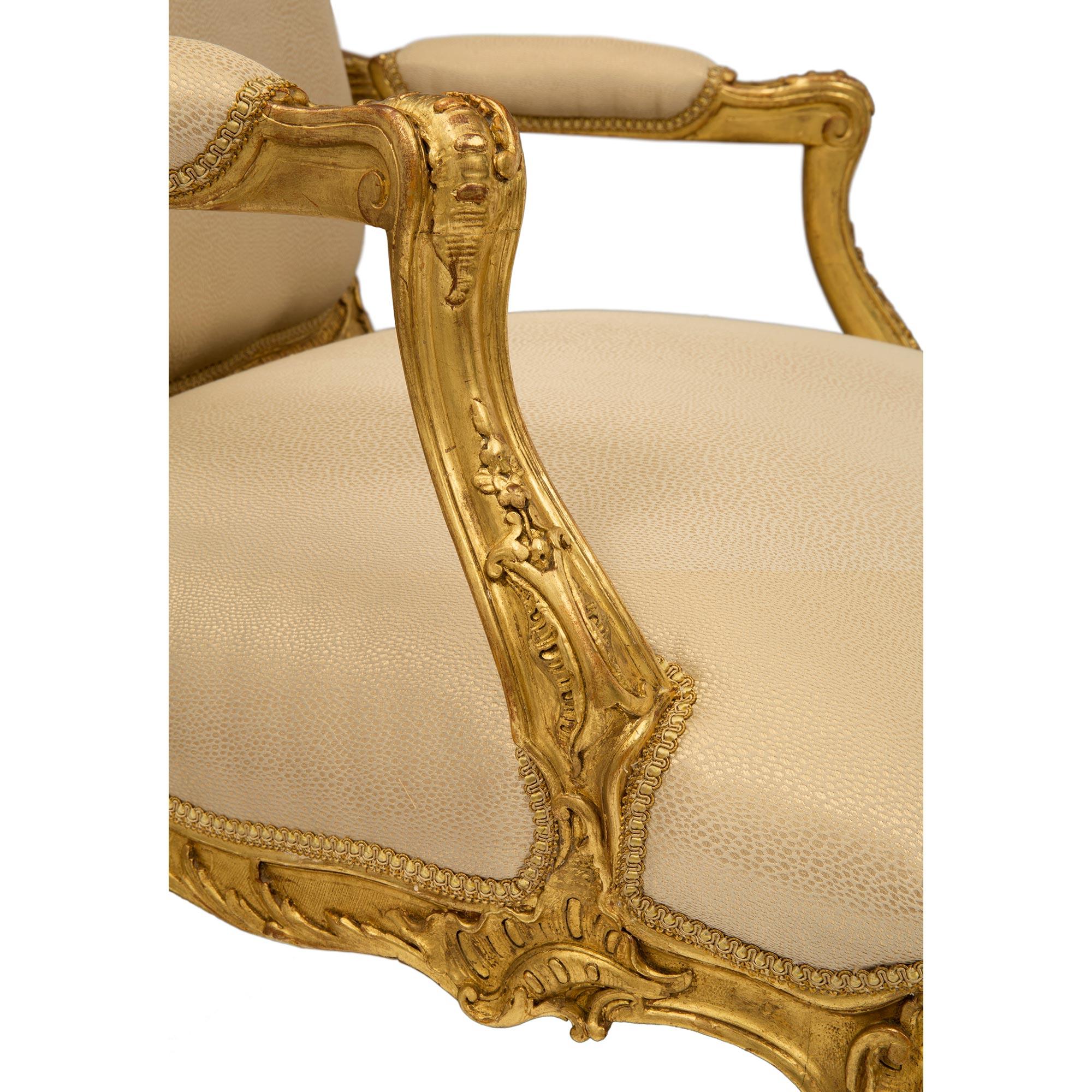 Paar französische Louis-XV-Sessel aus vergoldetem Holz aus dem 19. Jahrhundert (Vergoldetes Holz) im Angebot