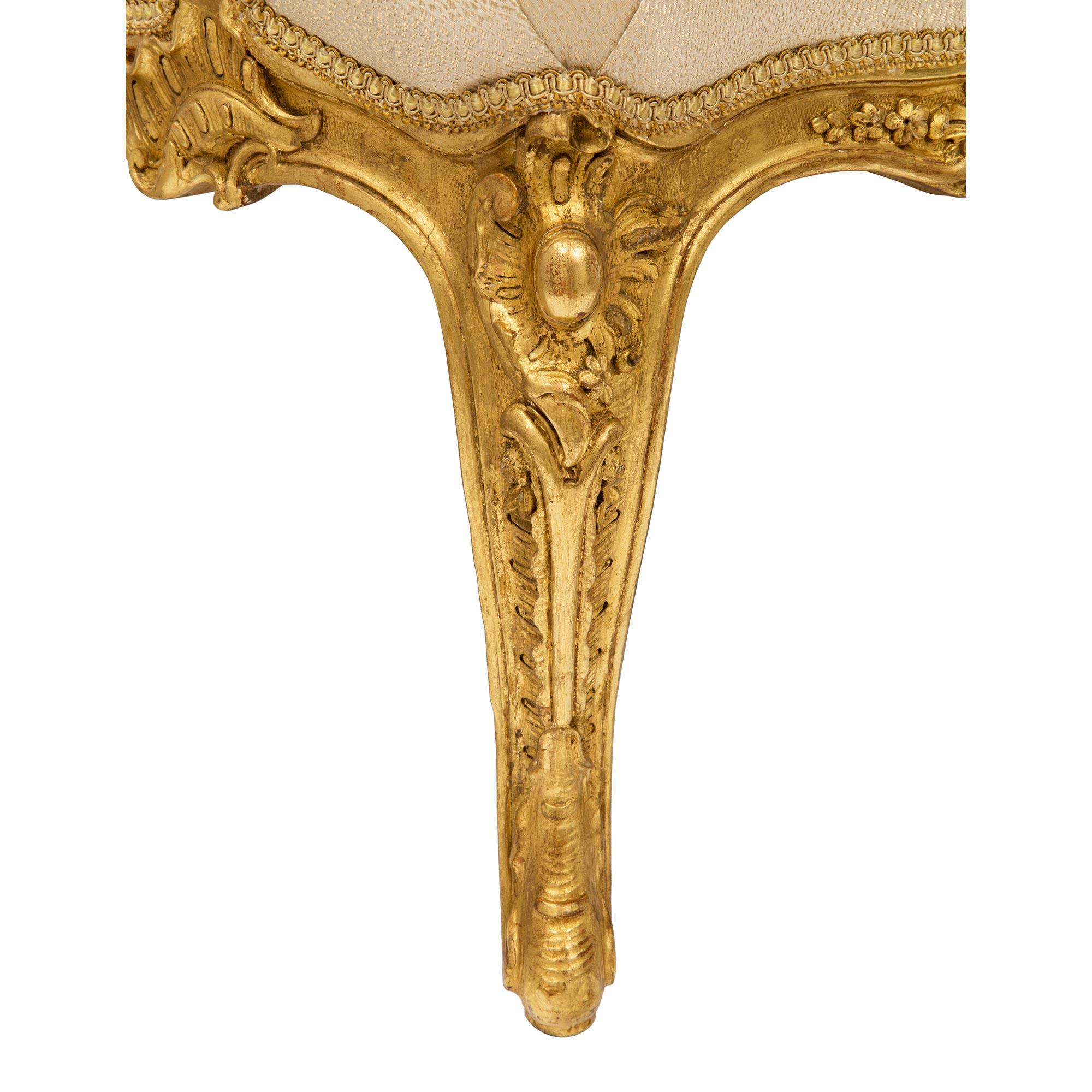 Paire de fauteuils français du XIXe siècle en bois doré de style Louis XV du XIXe siècle en vente 3