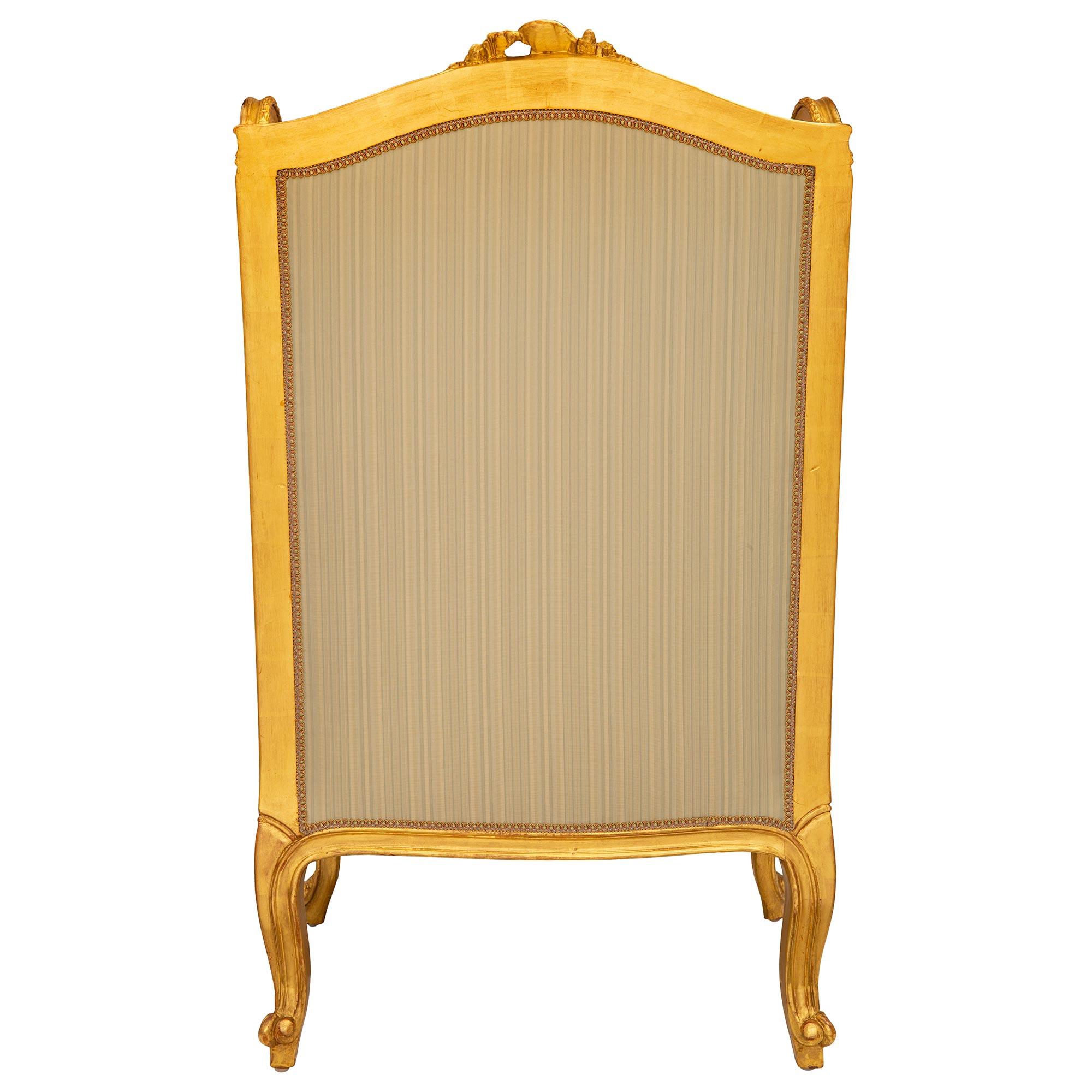 Paire de fauteuils Bergres Oreilles en bois doré de style Louis XV du 19ème siècle français Bon état - En vente à West Palm Beach, FL