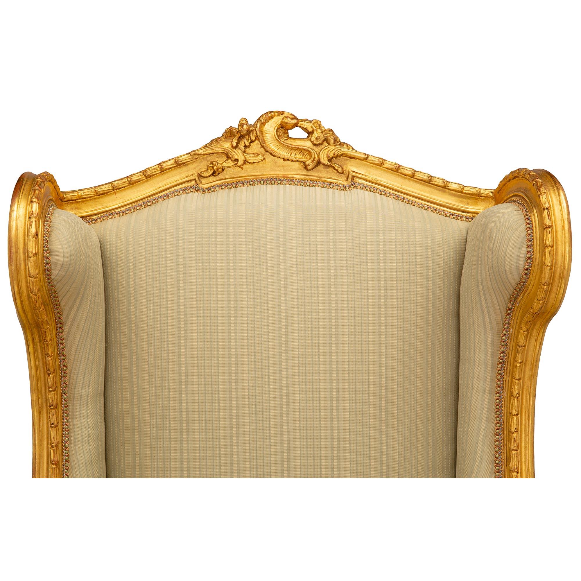 XIXe siècle Paire de fauteuils Bergres Oreilles en bois doré de style Louis XV du 19ème siècle français en vente