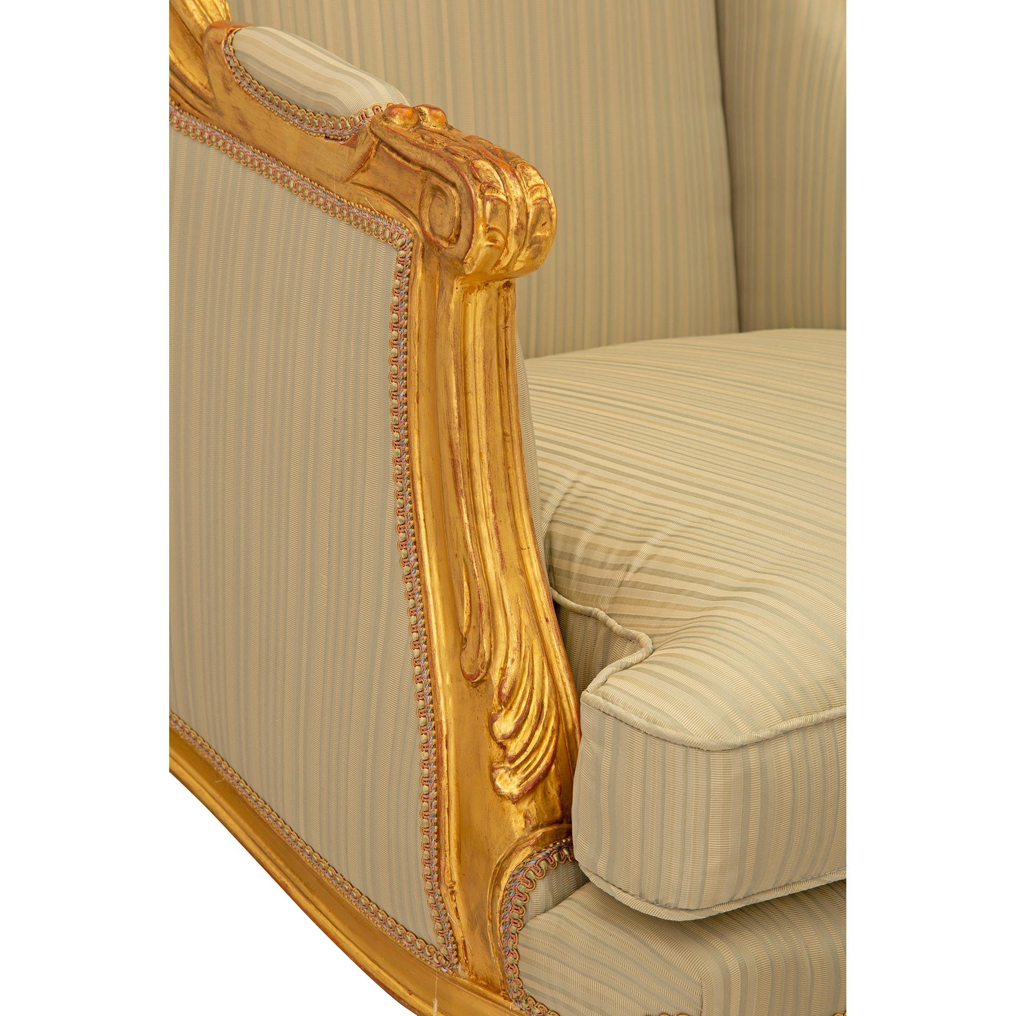 Paar französische Bergres-Oreilles-Sessel aus vergoldetem Holz im Stil Louis XV. des 19. Jahrhunderts im Angebot 1