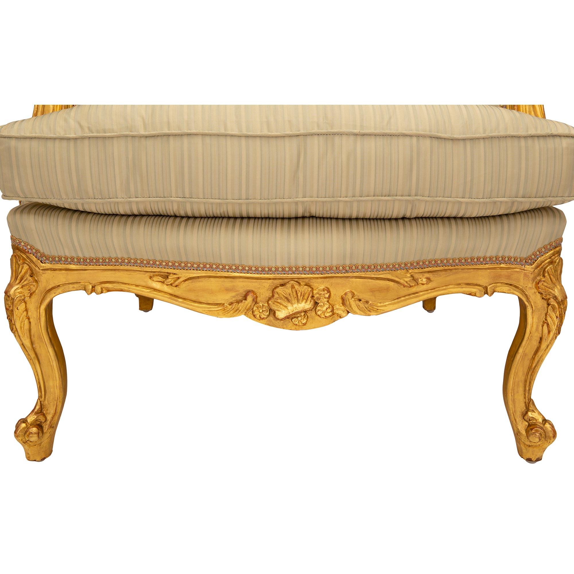 Paar französische Bergres-Oreilles-Sessel aus vergoldetem Holz im Stil Louis XV. des 19. Jahrhunderts im Angebot 2