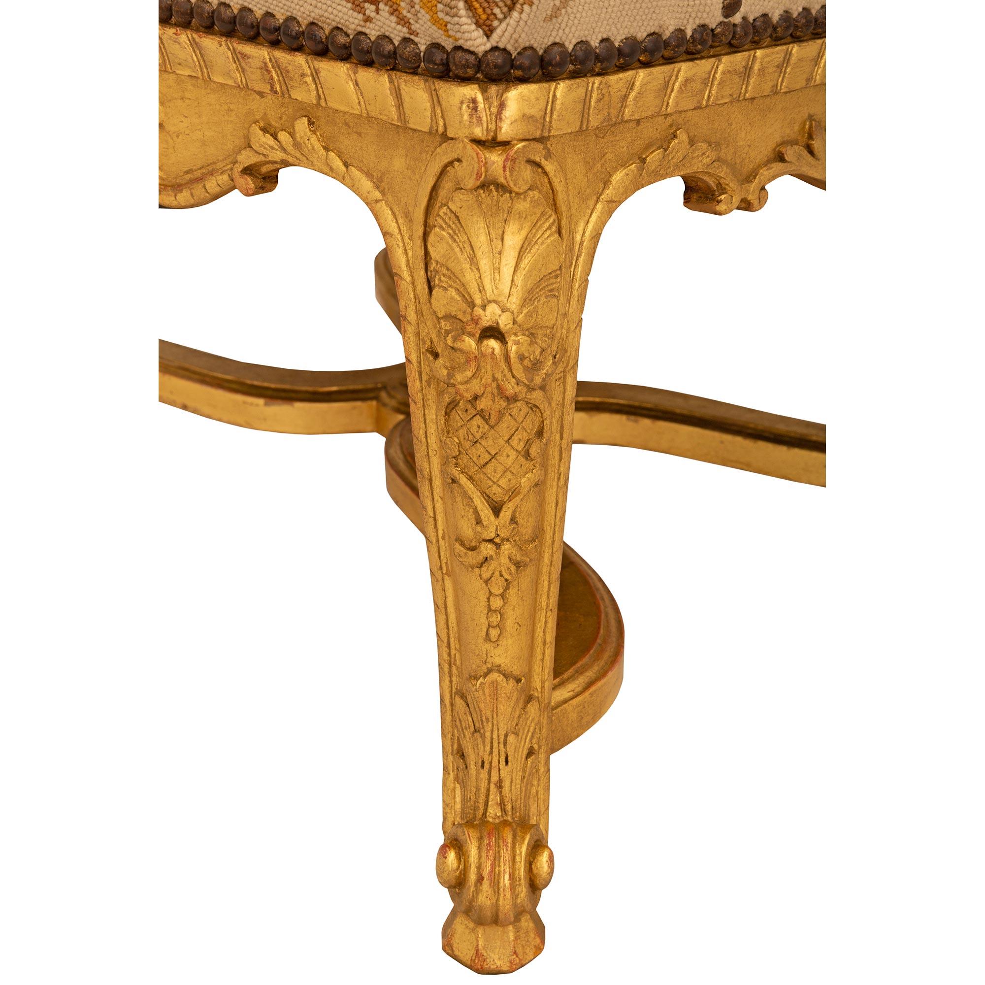 Paire de fauteuils Louis XV du 19ème siècle en bois doré en vente 4