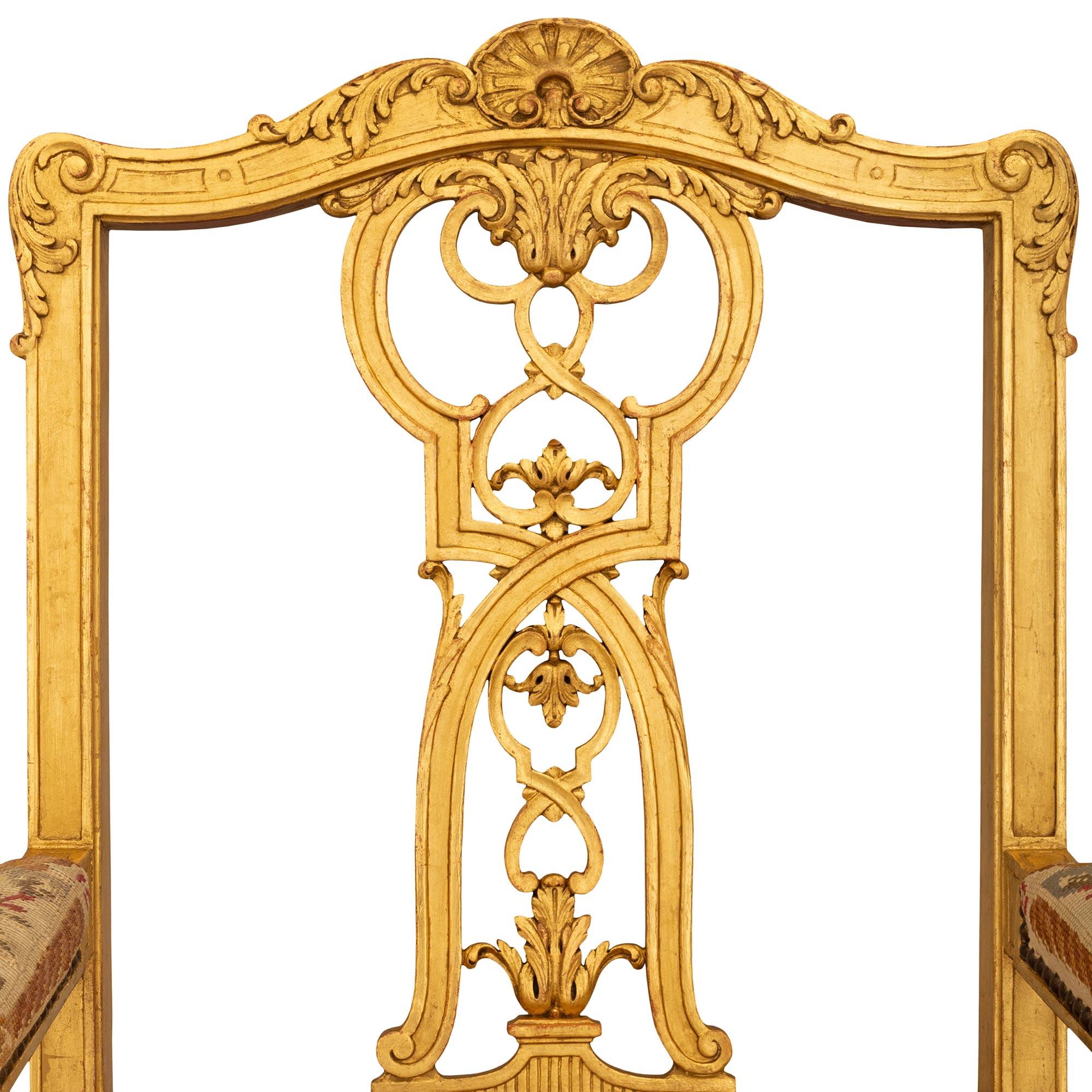 Paire de fauteuils Fauteuils en bois doré de style Louis XV du XIXe siècle, extrêmement décoratifs. Chaque fauteuil, merveilleusement détaillé, repose sur quatre pieds à volutes en 