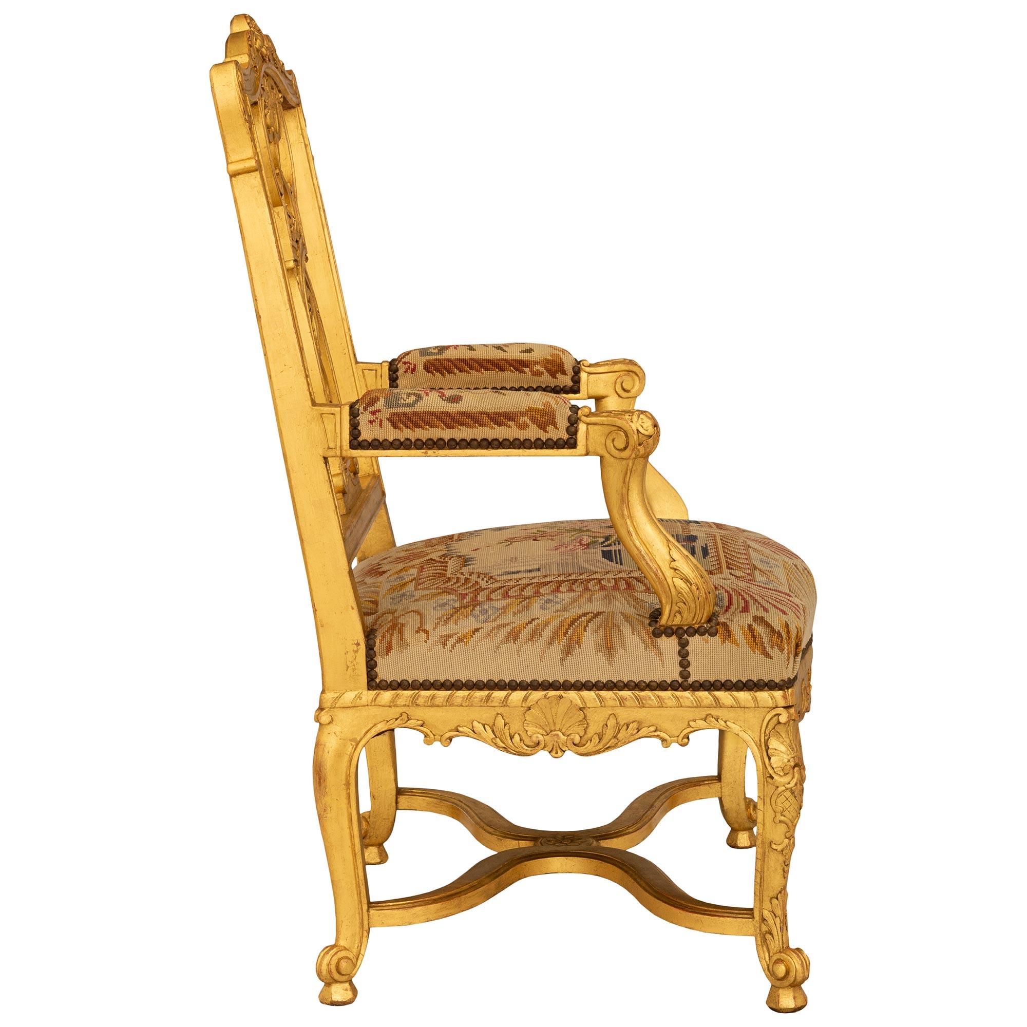 Paire de fauteuils Louis XV du 19ème siècle en bois doré Bon état - En vente à West Palm Beach, FL