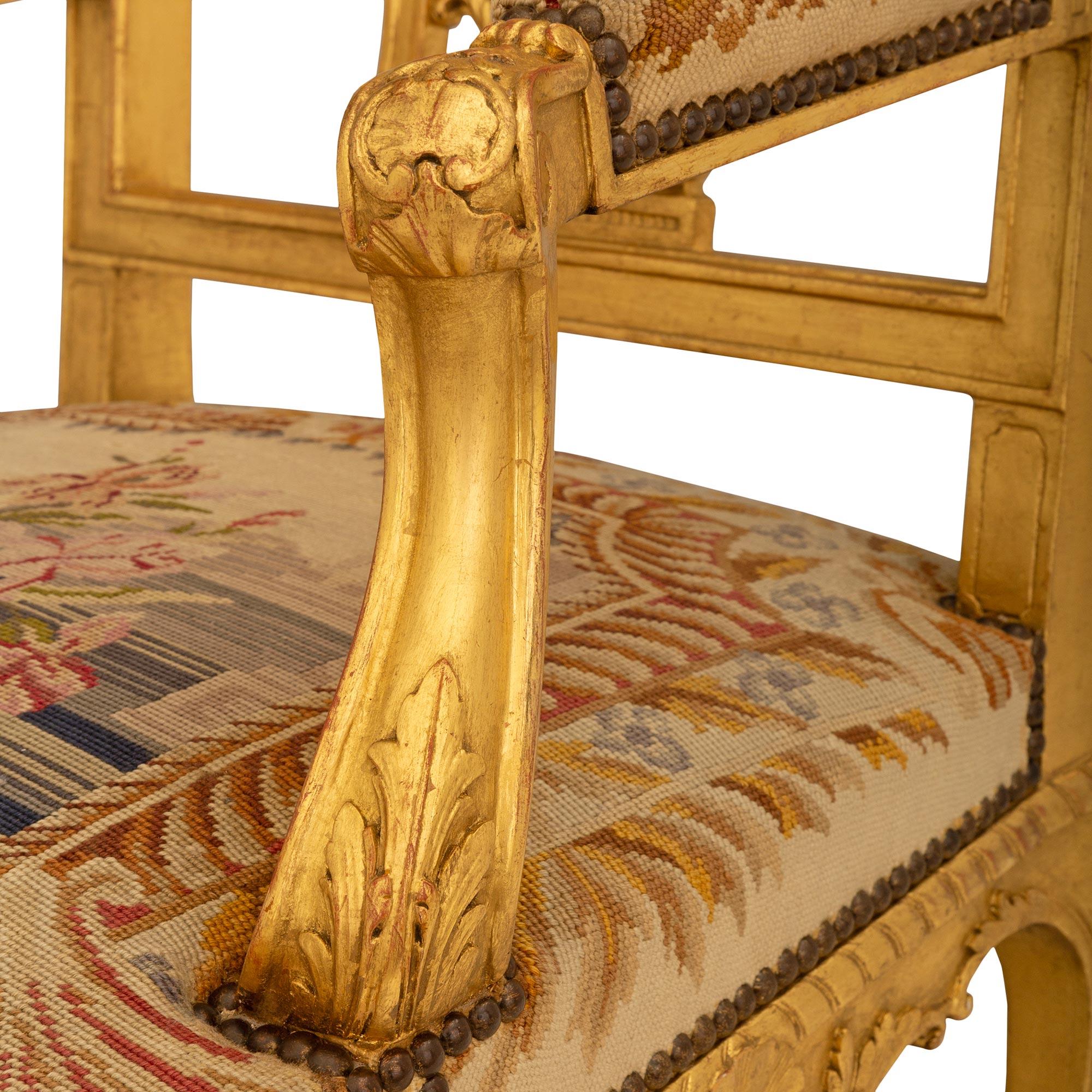 Bois doré Paire de fauteuils Louis XV du 19ème siècle en bois doré en vente