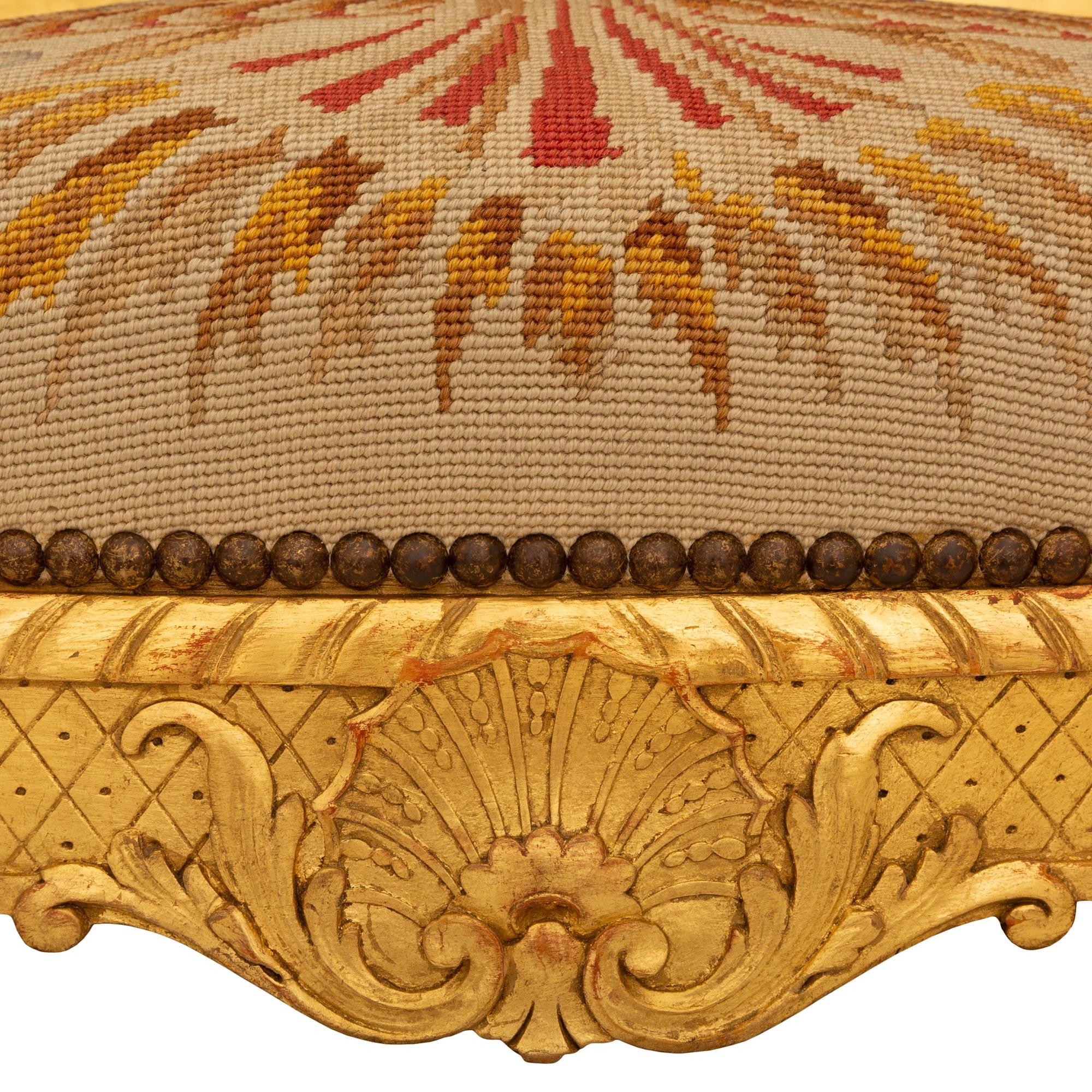 Paire de fauteuils Louis XV du 19ème siècle en bois doré en vente 3