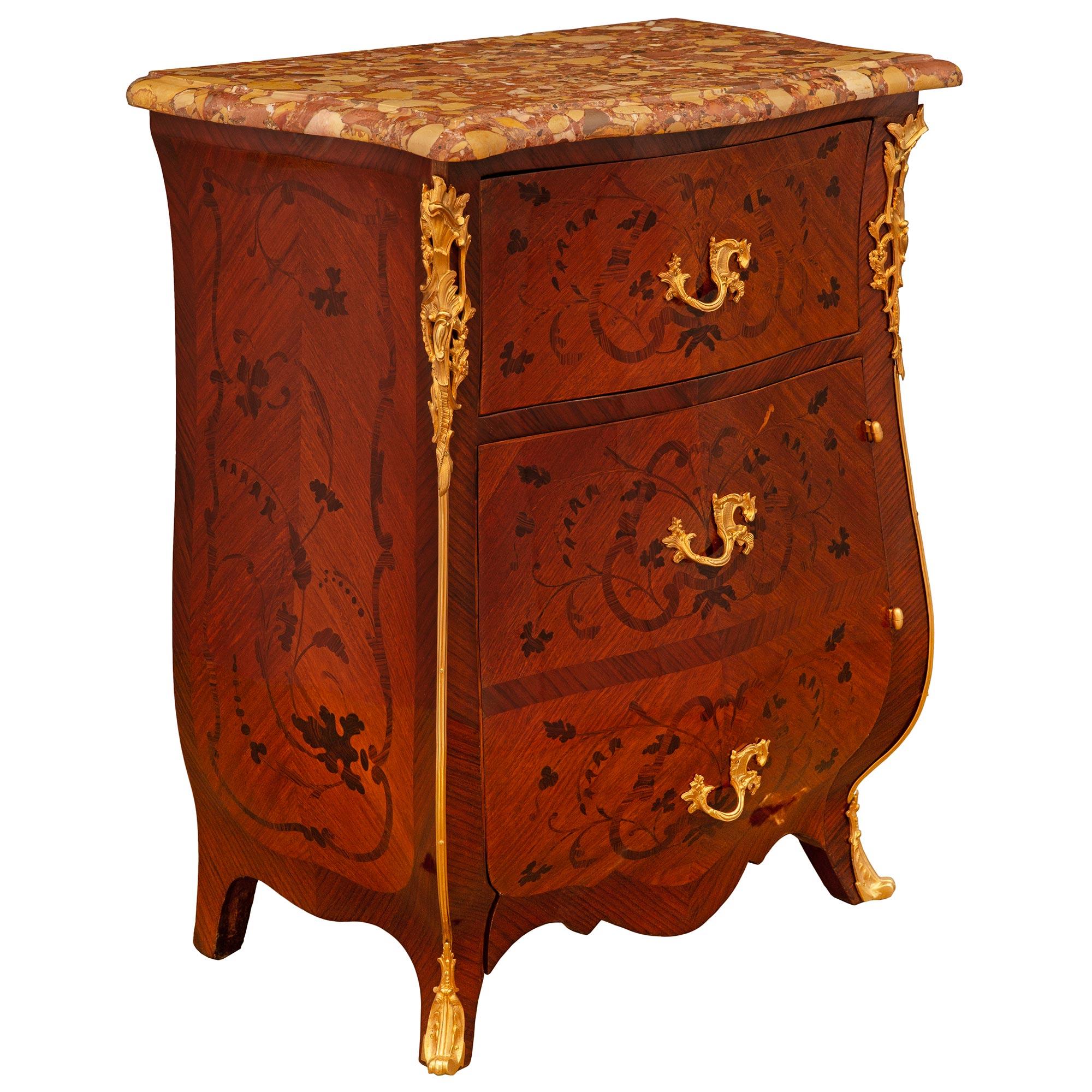 Francese Coppia di cassapanche francesi del XIX secolo in legno di Re e tulipano di stile Luigi XV in vendita