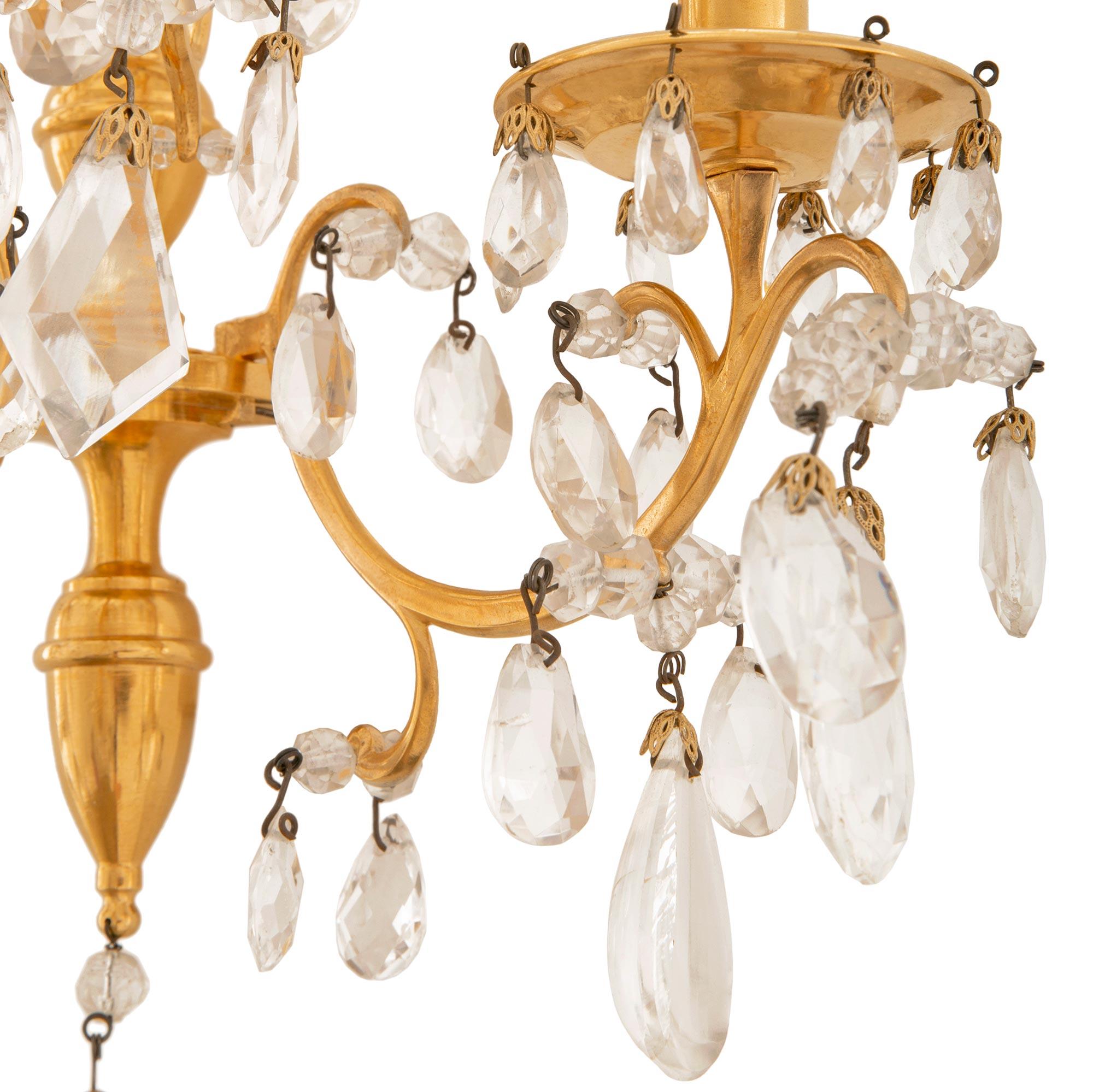 par de apliques franceses del siglo xix de estilo Luis XV de ormolu, amatista y cristal en venta 1