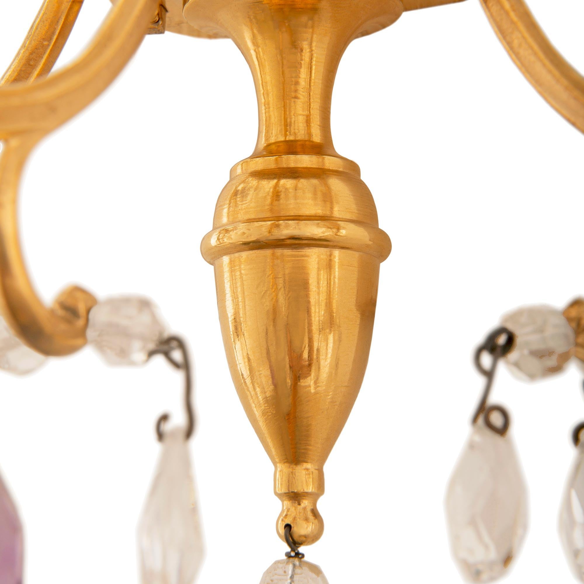 par de apliques franceses del siglo xix de estilo Luis XV de ormolu, amatista y cristal en venta 2