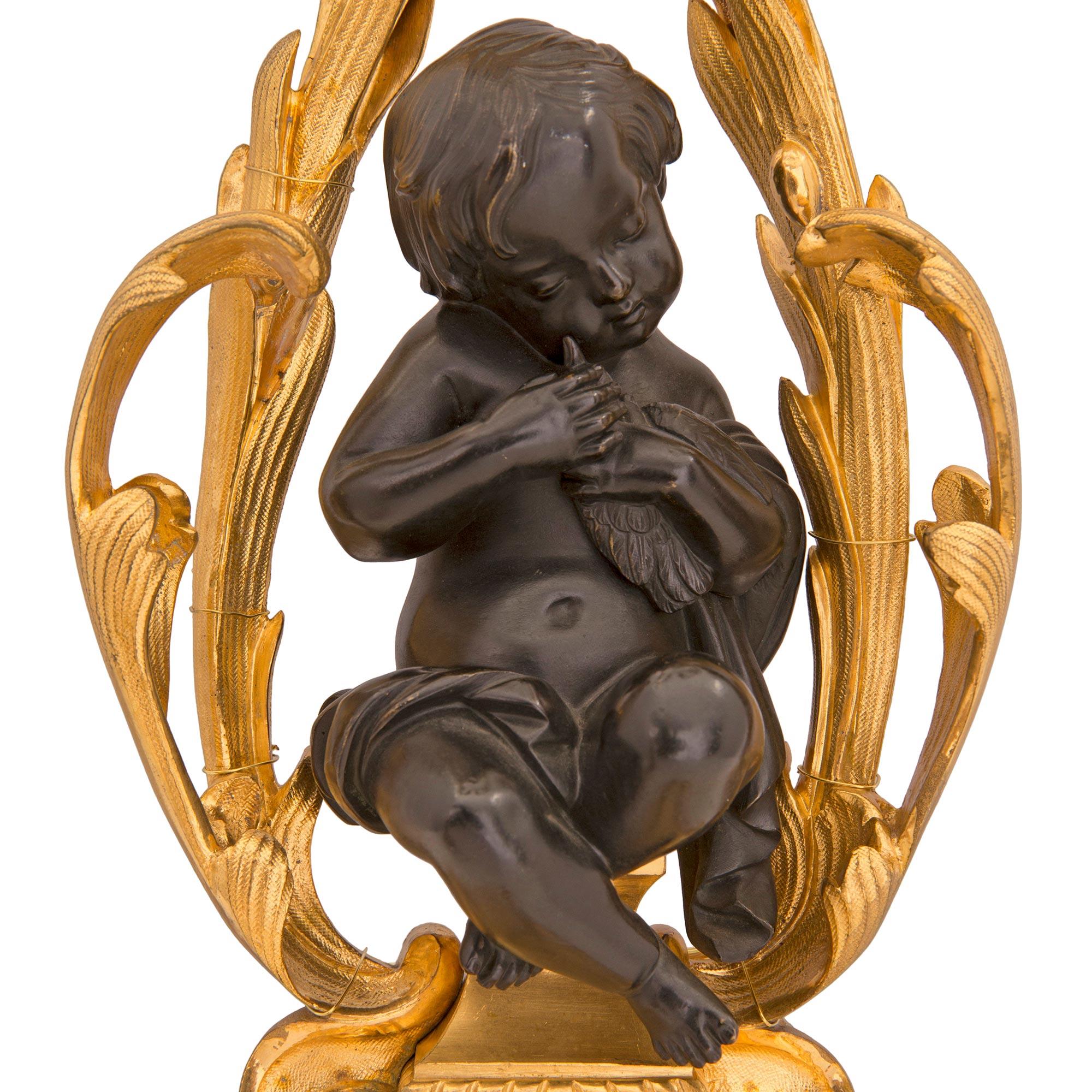 Bronzo Coppia di lampade a candelabro francesi del XIX secolo in stile Luigi XV con ormolatura e bronzo in vendita