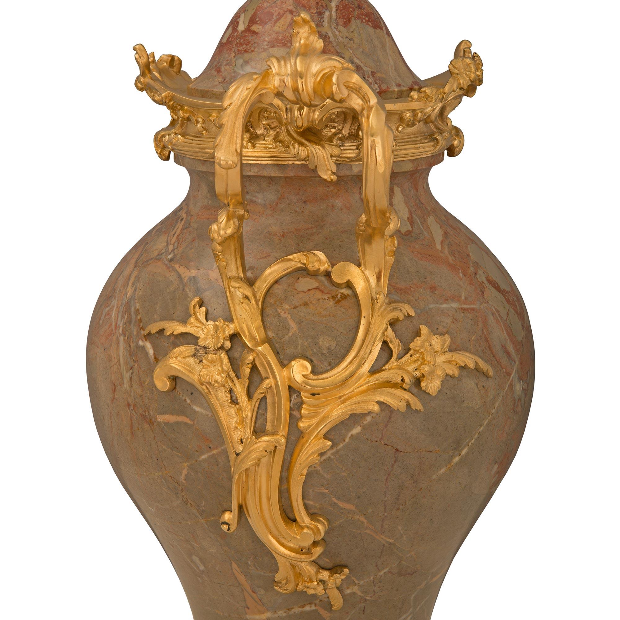 Paar französische Urnen mit Deckel aus Louis XV St. Ormolu und Marmor aus dem 19. im Angebot 1