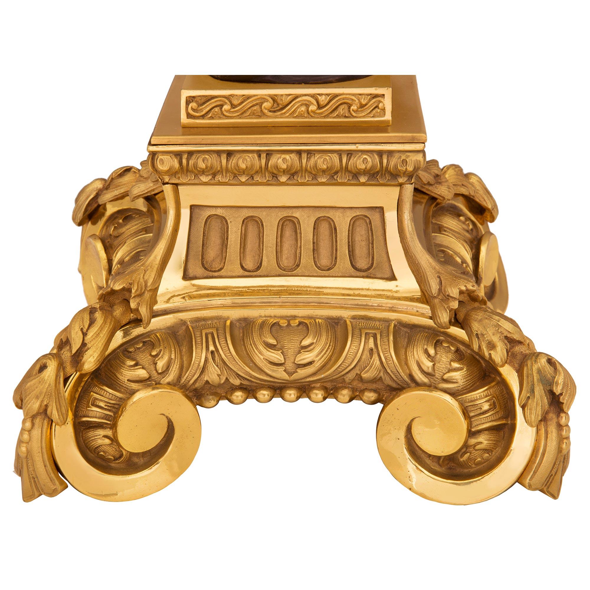 Coppia di candelabri francesi del XIX secolo in stile Luigi XV con ormolatura e bronzo patinato in vendita 4