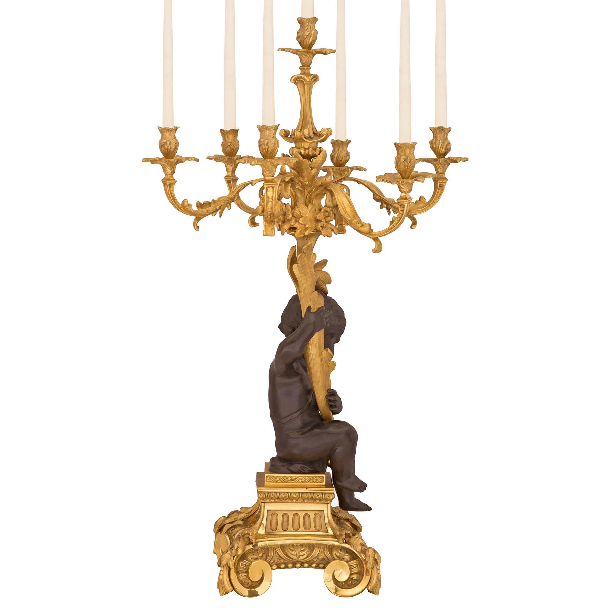 Français Paire de candélabres français du 19ème siècle de style Louis XV en bronze doré et patiné en vente