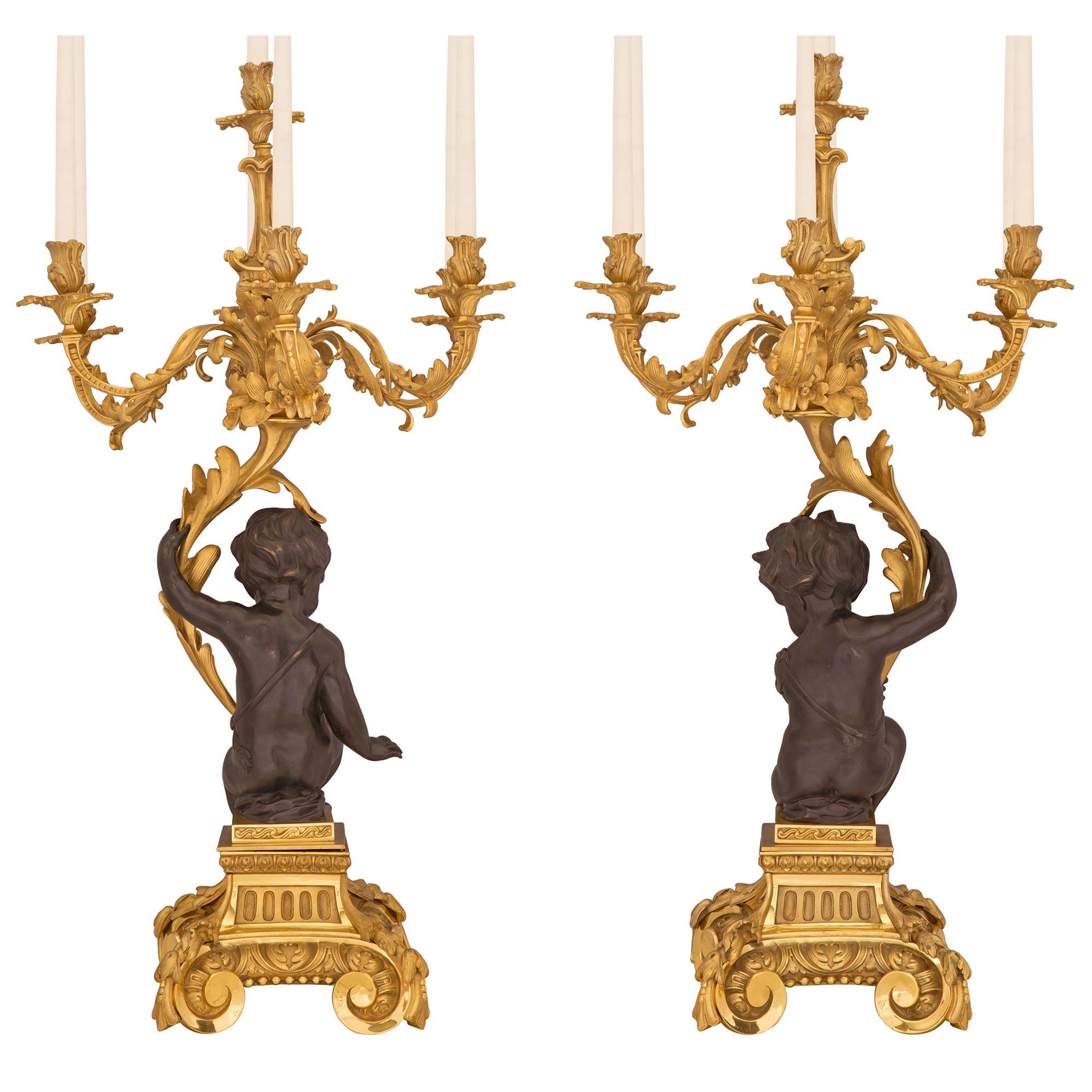 Patinato Coppia di candelabri francesi del XIX secolo in stile Luigi XV con ormolatura e bronzo patinato in vendita