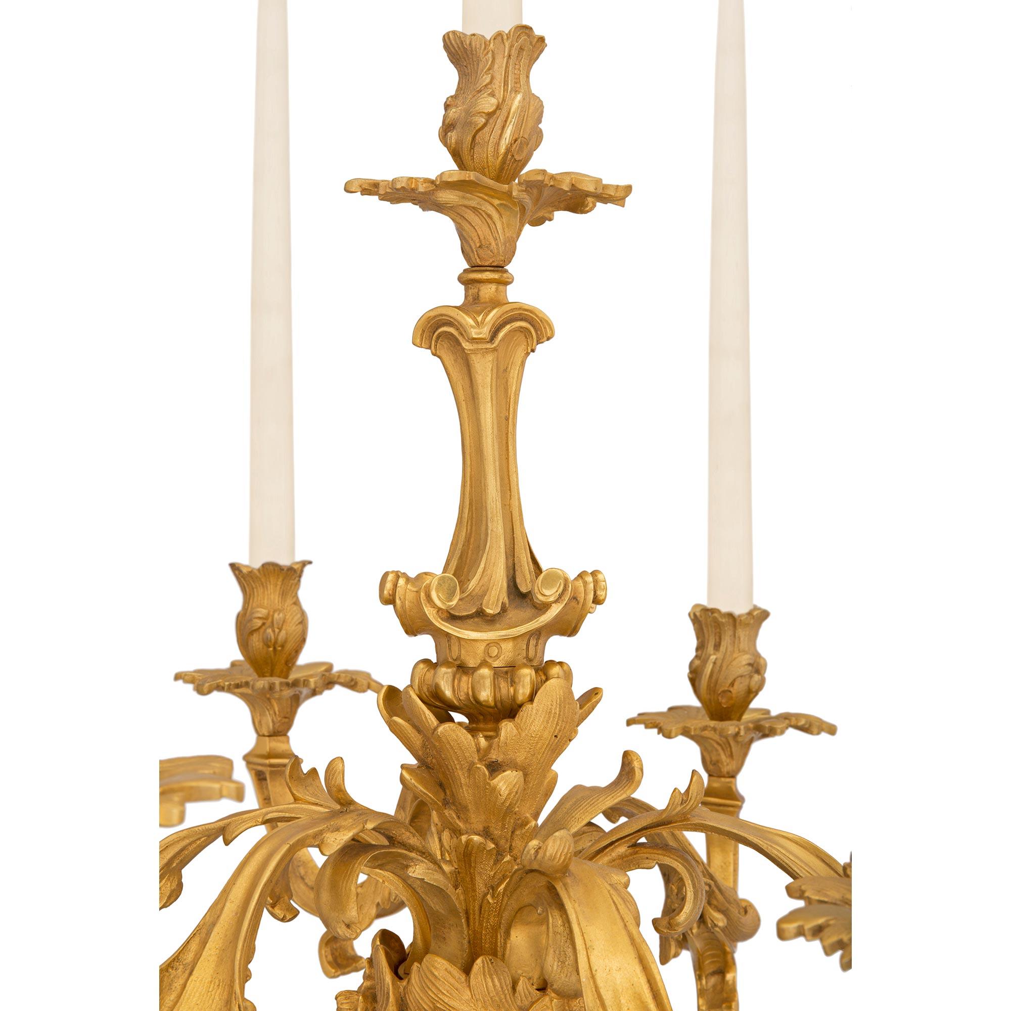 Paire de candélabres français du 19ème siècle de style Louis XV en bronze doré et patiné Bon état - En vente à West Palm Beach, FL