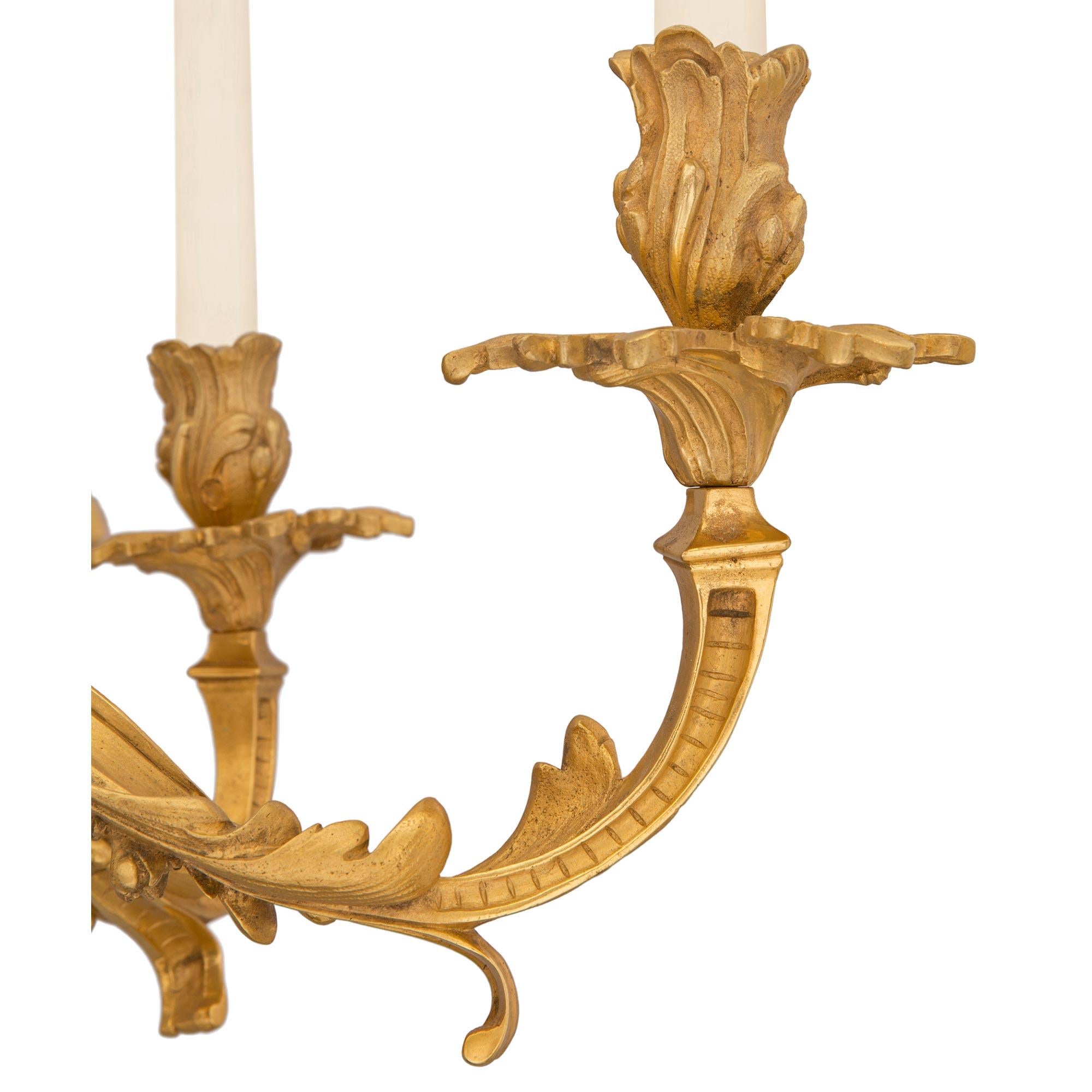 Bronzo Coppia di candelabri francesi del XIX secolo in stile Luigi XV con ormolatura e bronzo patinato in vendita