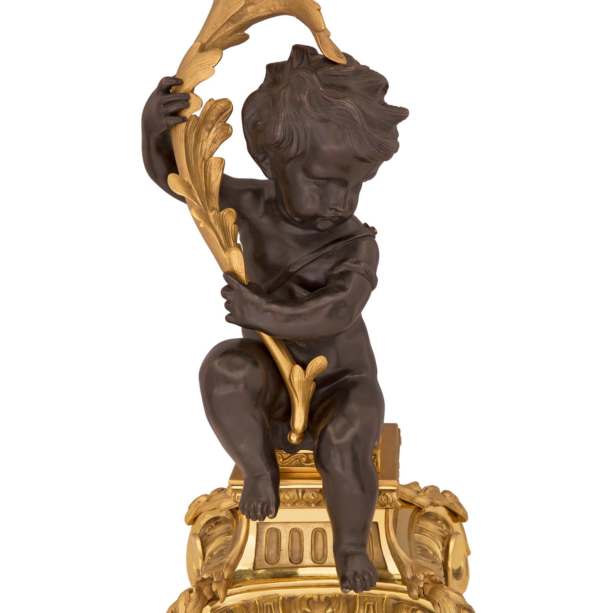 Coppia di candelabri francesi del XIX secolo in stile Luigi XV con ormolatura e bronzo patinato in vendita 1