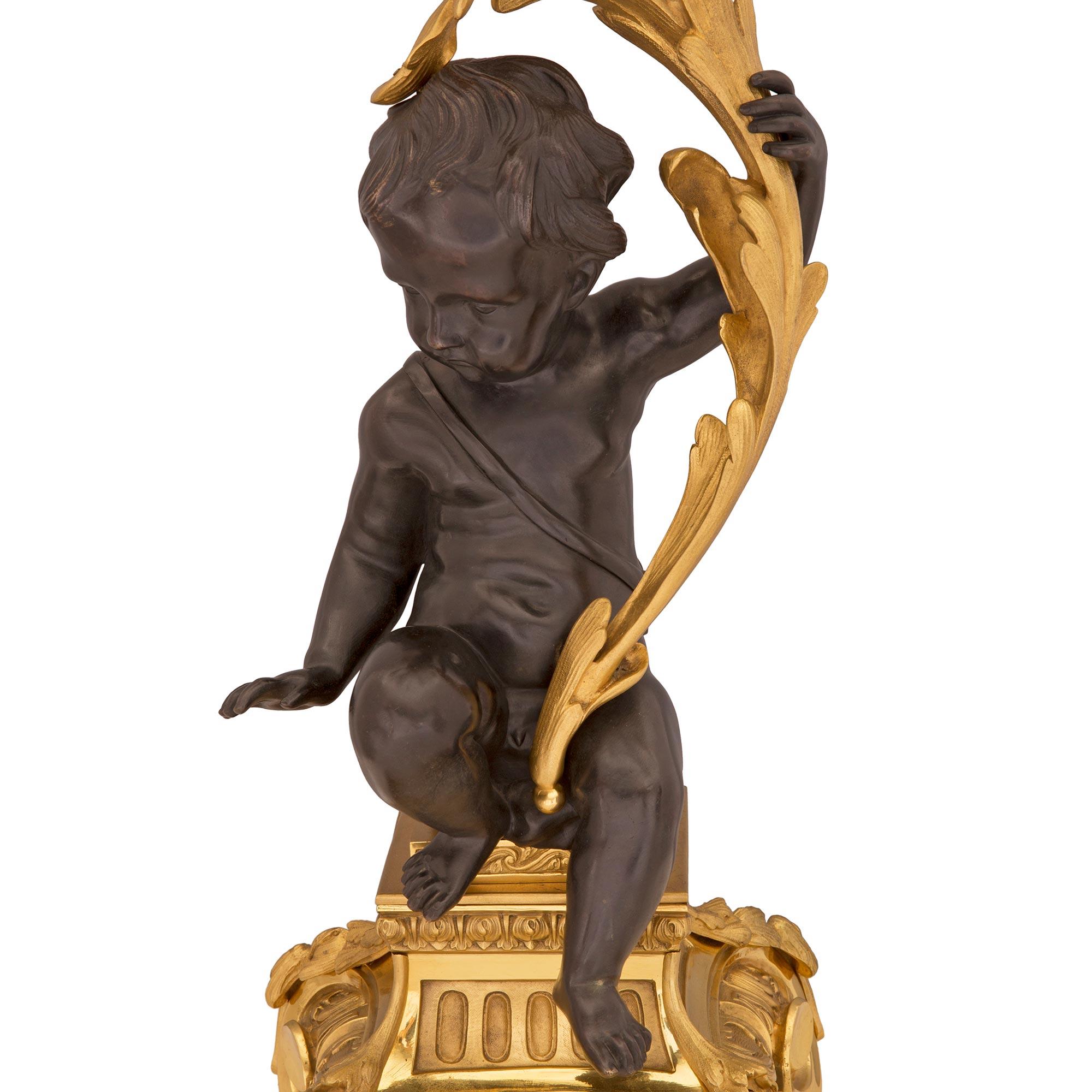 Coppia di candelabri francesi del XIX secolo in stile Luigi XV con ormolatura e bronzo patinato in vendita 2
