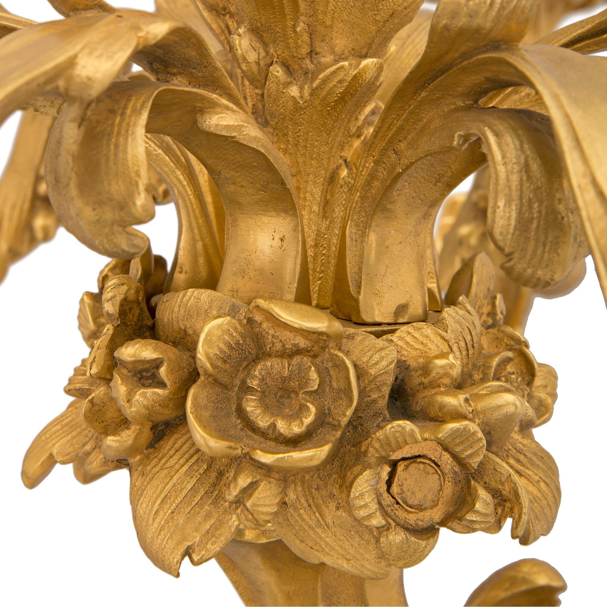 Coppia di candelabri francesi del XIX secolo in stile Luigi XV con ormolatura e bronzo patinato in vendita 3